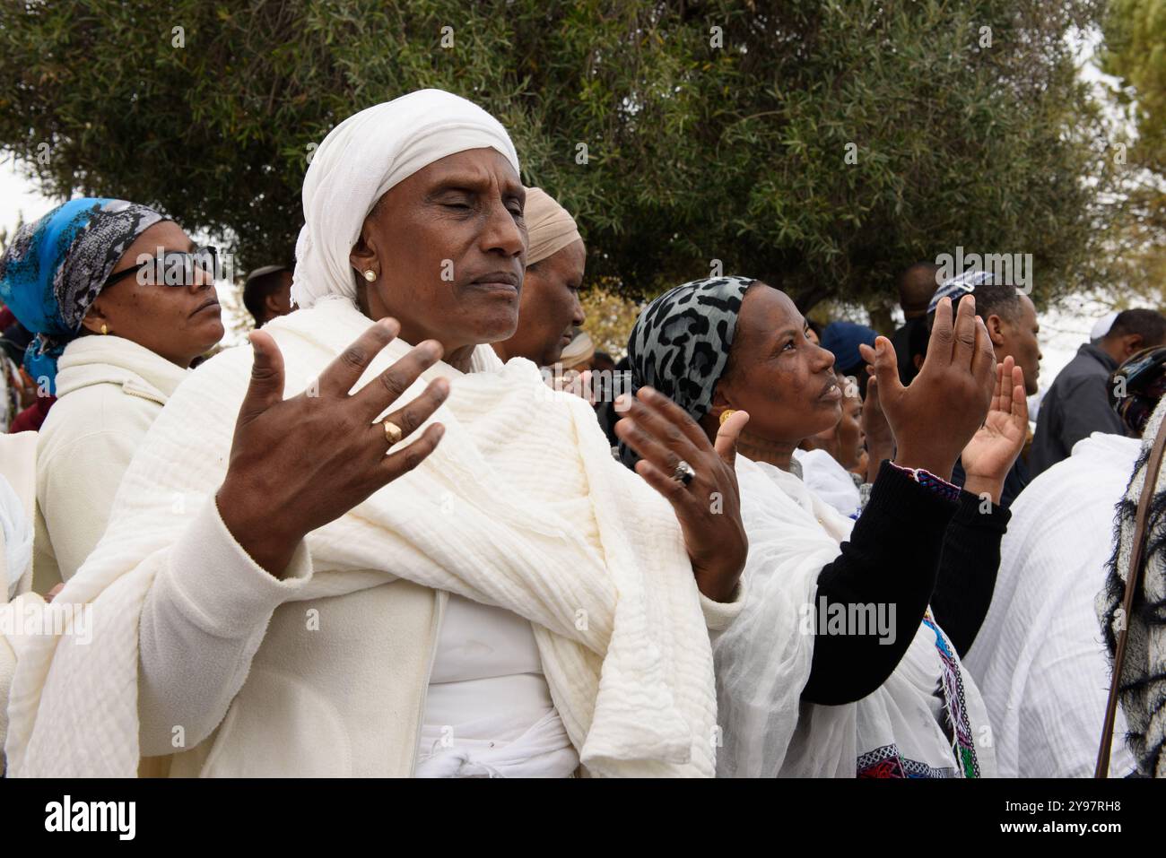 Äthiopische Frauen in traditioneller Kleidung, Mitglieder der jüdischen Gemeinde Beta Israel, beten während der jährlichen Feier von Sigd in Jerusalem. Stockfoto