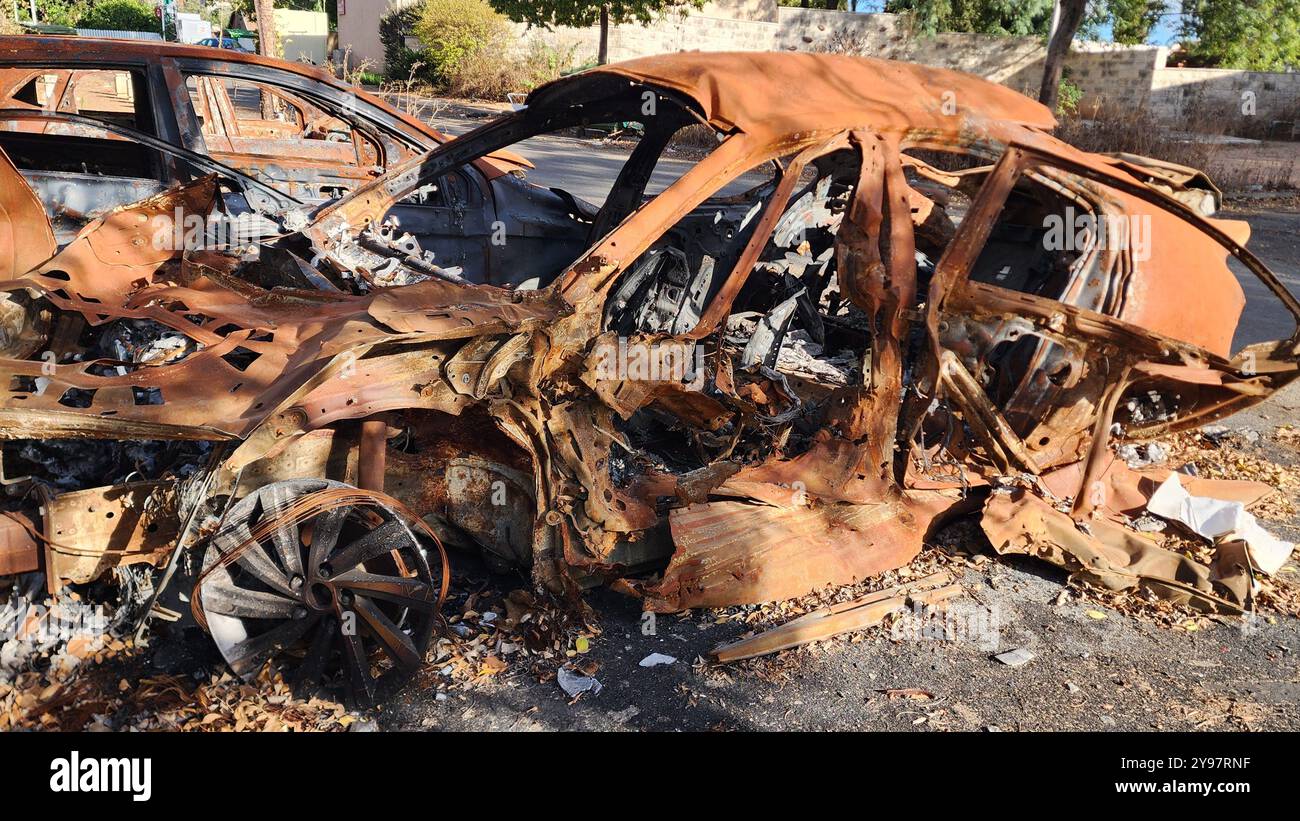 Am 2. September 2024 wurden drei zivile Autos von einer Panzerabwehrrakete der Hisbollah getroffen Avivim ist ein Moshav in Israel, im nördlichsten Teil von Obergaliläa, weniger als einen Kilometer (3.000 Fuß) von der Blauen Linie mit dem Libanon entfernt. Stockfoto