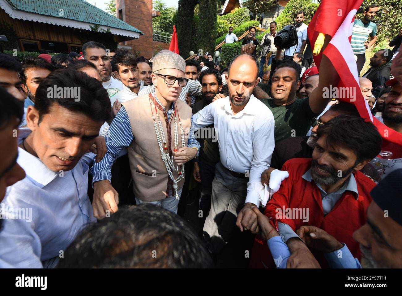 Srinagar, Jammu Und Kaschmir, Indien. Oktober 2024. Omar Abdullah, der Parteichef der Jammu und der Kashmir National Conference (JKNC), wird einen Tag nach seinem Sieg bei den Kommunalwahlen in Srinagar am 9. Oktober 2024 von Anhängern mit Girlanden in seiner Residenz begrüßt. Kaschmir unter der indischen Verwaltung wurde am 8. Oktober gewählt, seine erste Regierung seit das widerspenstige Himalaya-Territorium unter die direkte Kontrolle von Neu-Delhi gebracht wurde, da die Wähler Oppositionsparteien unterstützten, um ihre Regionalversammlung zu führen (Credit Image: © Basit Zargar/ZUMA Press Wire). Nicht für kommerzielle ZWECKE! Stockfoto