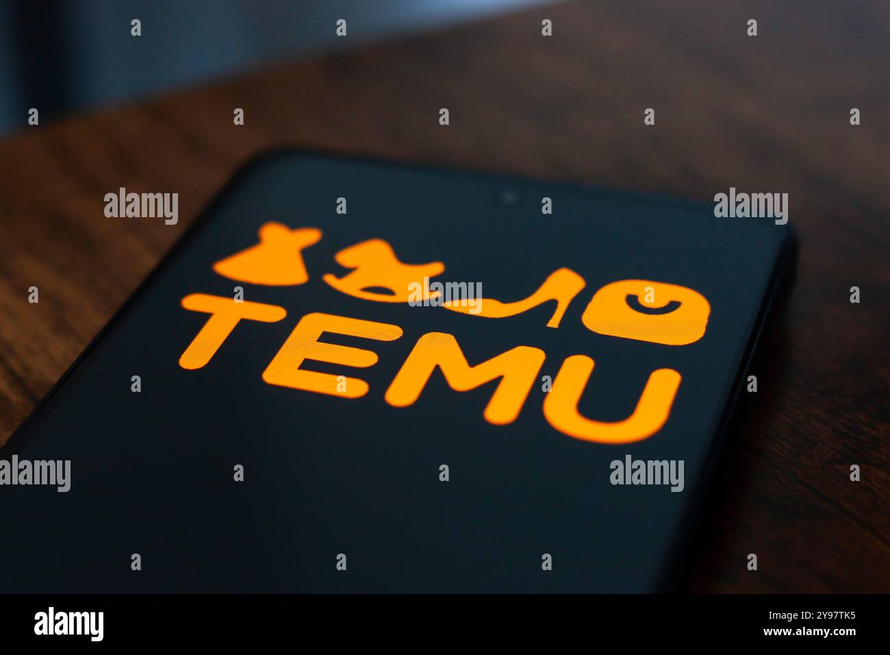 September 2024, Paraguay. In dieser Abbildung wird das Temu-Logo auf einem Smartphone-Bildschirm angezeigt Stockfoto