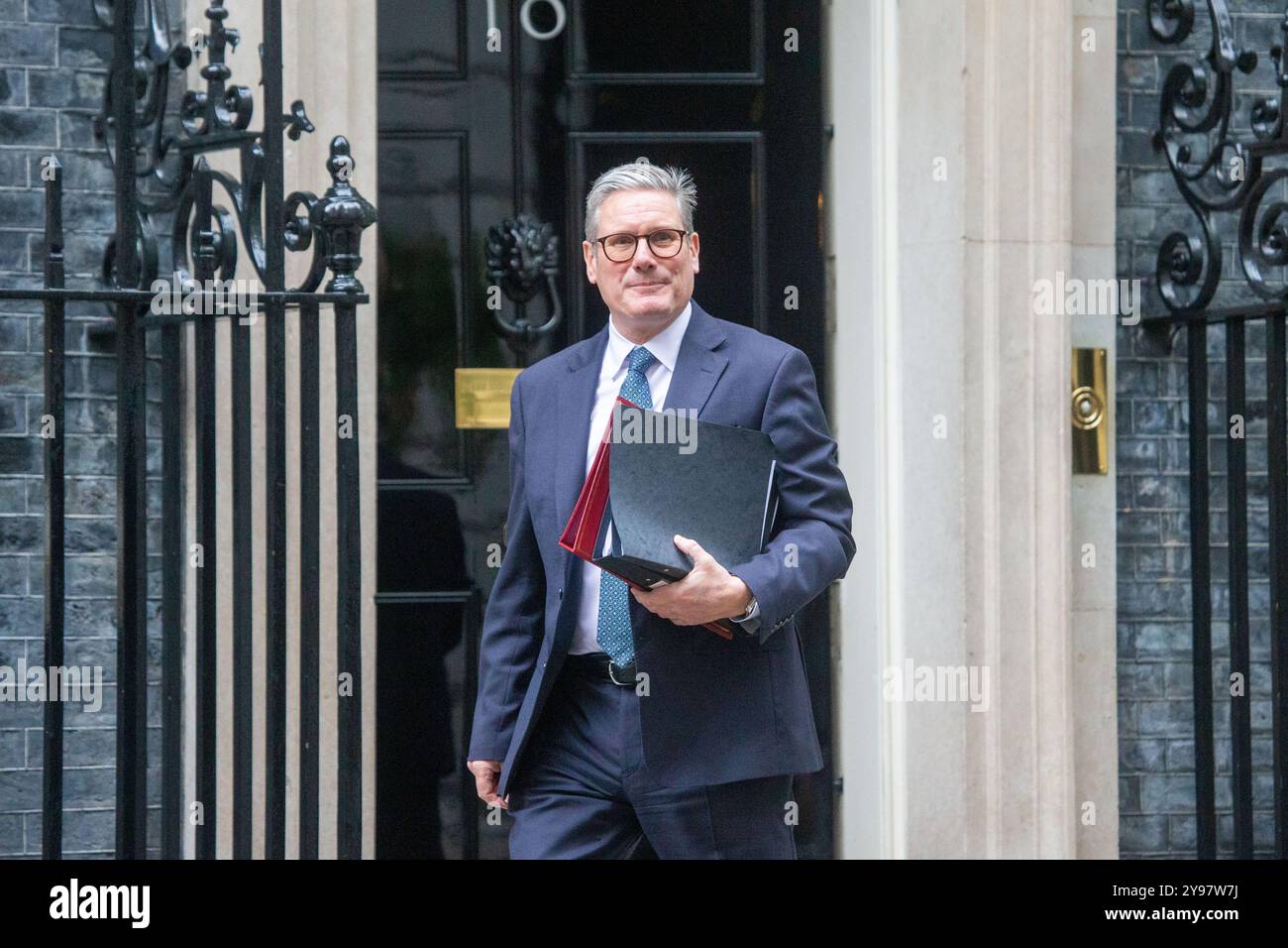 London, England, Großbritannien. Oktober 2024. Der britische Premierminister KEIR STARMER verlässt die Downing Street 10 zur Fragestunde des Premierministers, nachdem sein Team mit der Nummer 10 zurückgesetzt wurde, ausgelöst durch den Rücktritt von Stabschef Sue Gray. (Kreditbild: © Tayfun Salci/ZUMA Press Wire) NUR REDAKTIONELLE VERWENDUNG! Nicht für kommerzielle ZWECKE! Stockfoto London, England, Großbritannien. Oktober 2024. Der britische Premierminister KEIR STARMER verlässt die Downing Street 10 zur Fragestunde des Premierministers, nachdem sein Team mit der Nummer 10 zurückgesetzt wurde, ausgelöst durch den Rücktritt von Stabschef Sue Gray. (Kreditbild: © Tayfun Salci/ZUMA Press Wire) NUR REDAKTIONELLE VERWENDUNG! Nicht für kommerzielle ZWECKE! Stockfoto