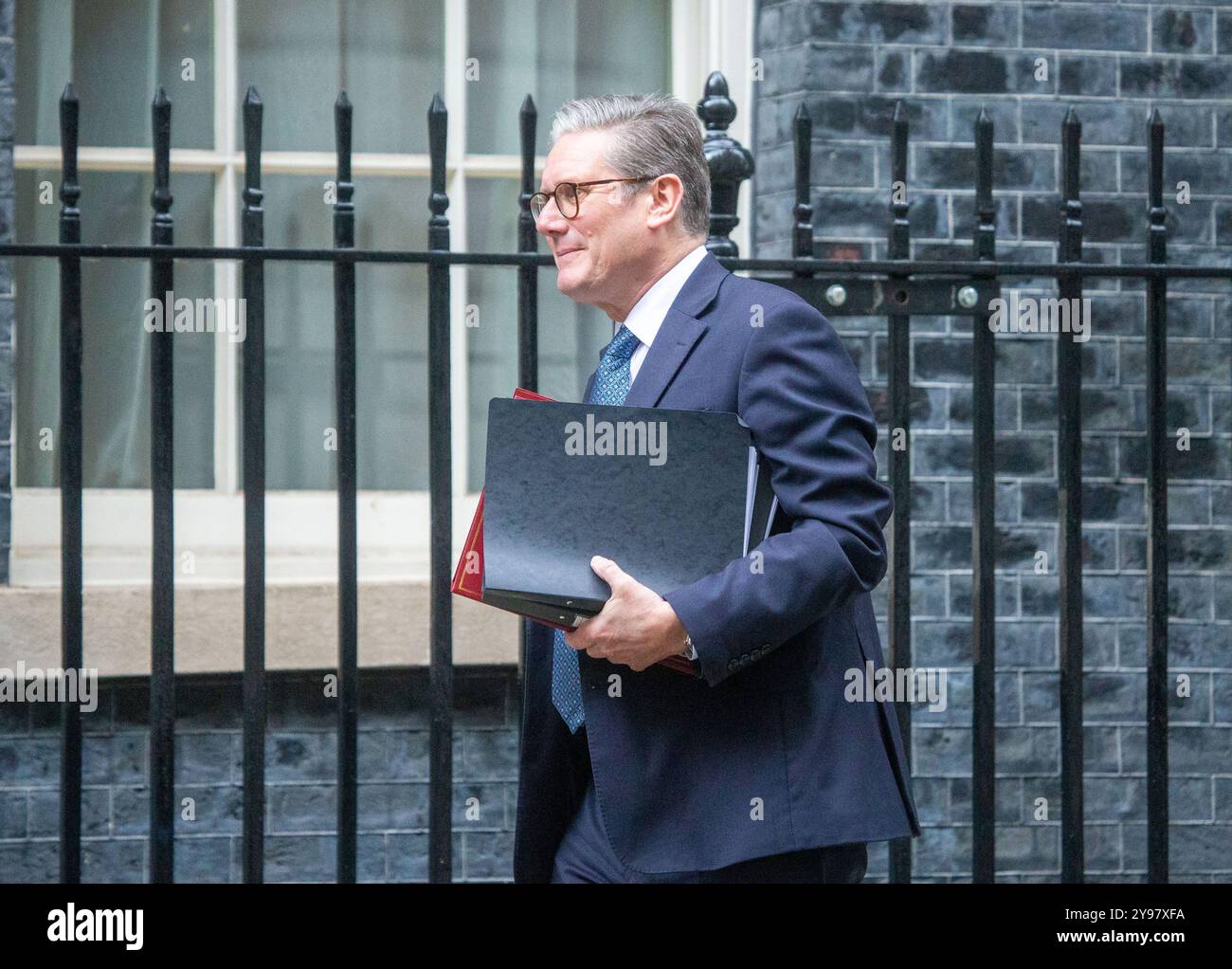 London, England, Großbritannien. Oktober 2024. Der britische Premierminister KEIR STARMER verlässt die Downing Street 10 zur Fragestunde des Premierministers, nachdem sein Team mit der Nummer 10 zurückgesetzt wurde, ausgelöst durch den Rücktritt von Stabschef Sue Gray. (Kreditbild: © Tayfun Salci/ZUMA Press Wire) NUR REDAKTIONELLE VERWENDUNG! Nicht für kommerzielle ZWECKE! Stockfoto London, England, Großbritannien. Oktober 2024. Der britische Premierminister KEIR STARMER verlässt die Downing Street 10 zur Fragestunde des Premierministers, nachdem sein Team mit der Nummer 10 zurückgesetzt wurde, ausgelöst durch den Rücktritt von Stabschef Sue Gray. (Kreditbild: © Tayfun Salci/ZUMA Press Wire) NUR REDAKTIONELLE VERWENDUNG! Nicht für kommerzielle ZWECKE! Stockfoto