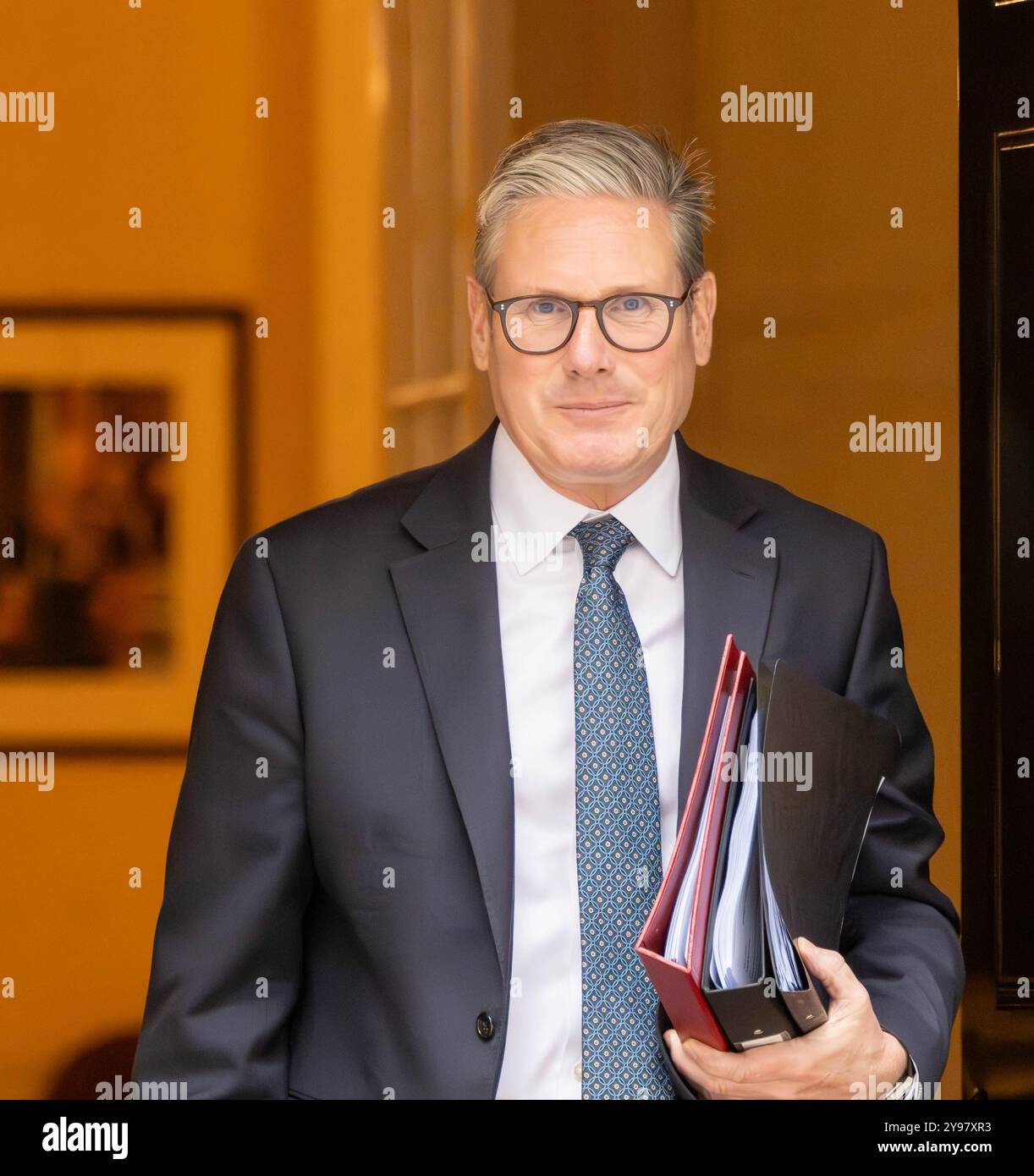 London, Großbritannien. , . Kier Starmer, Premierminister, verlässt die Downing Street 10 für Fragen des Premierministers (PMQ's) Credit: Ian Davidson/Alamy Live News Stockfoto London, Großbritannien. , . Kier Starmer, Premierminister, verlässt die Downing Street 10 für Fragen des Premierministers (PMQ's) Credit: Ian Davidson/Alamy Live News Stockfoto