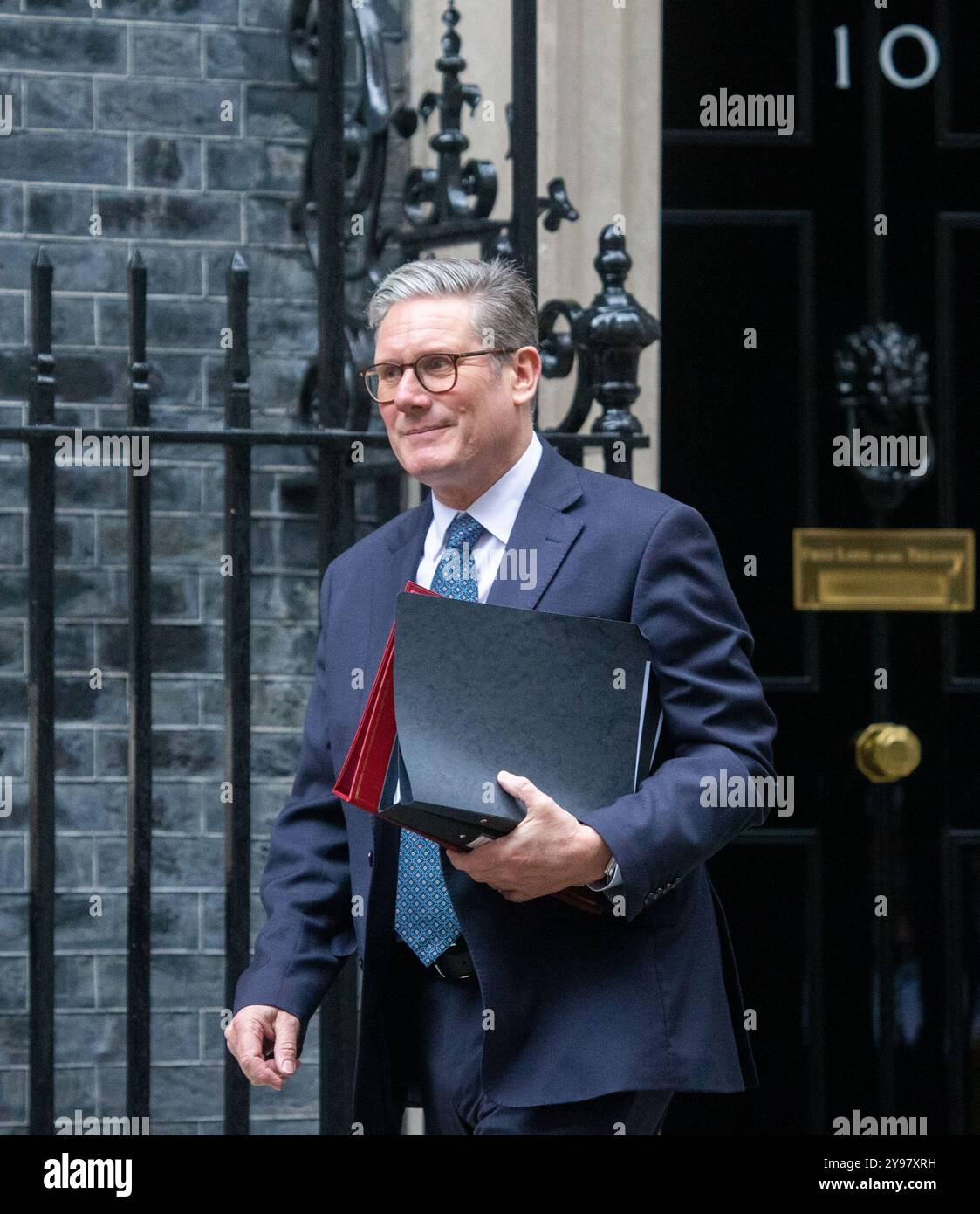 London, England, Großbritannien. Oktober 2024. Der britische Premierminister KEIR STARMER verlässt die Downing Street 10 zur Fragestunde des Premierministers, nachdem sein Team mit der Nummer 10 zurückgesetzt wurde, ausgelöst durch den Rücktritt von Stabschef Sue Gray. (Kreditbild: © Tayfun Salci/ZUMA Press Wire) NUR REDAKTIONELLE VERWENDUNG! Nicht für kommerzielle ZWECKE! Stockfoto London, England, Großbritannien. Oktober 2024. Der britische Premierminister KEIR STARMER verlässt die Downing Street 10 zur Fragestunde des Premierministers, nachdem sein Team mit der Nummer 10 zurückgesetzt wurde, ausgelöst durch den Rücktritt von Stabschef Sue Gray. (Kreditbild: © Tayfun Salci/ZUMA Press Wire) NUR REDAKTIONELLE VERWENDUNG! Nicht für kommerzielle ZWECKE! Stockfoto