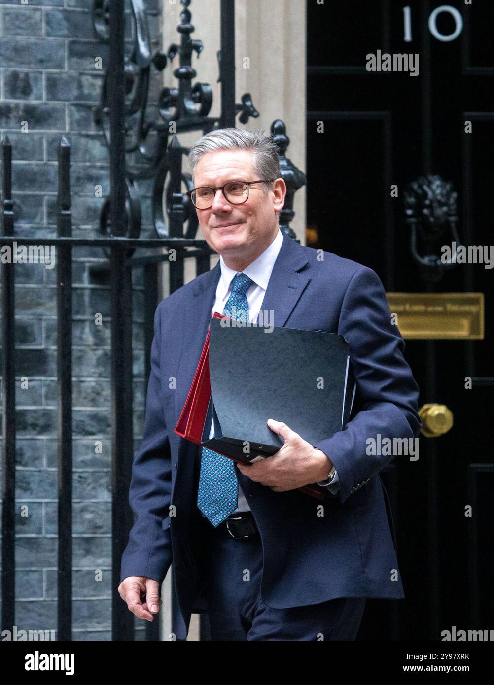 London, England, Großbritannien. Oktober 2024. Der britische Premierminister KEIR STARMER verlässt die Downing Street 10 zur Fragestunde des Premierministers, nachdem sein Team mit der Nummer 10 zurückgesetzt wurde, ausgelöst durch den Rücktritt von Stabschef Sue Gray. (Kreditbild: © Tayfun Salci/ZUMA Press Wire) NUR REDAKTIONELLE VERWENDUNG! Nicht für kommerzielle ZWECKE! Stockfoto London, England, Großbritannien. Oktober 2024. Der britische Premierminister KEIR STARMER verlässt die Downing Street 10 zur Fragestunde des Premierministers, nachdem sein Team mit der Nummer 10 zurückgesetzt wurde, ausgelöst durch den Rücktritt von Stabschef Sue Gray. (Kreditbild: © Tayfun Salci/ZUMA Press Wire) NUR REDAKTIONELLE VERWENDUNG! Nicht für kommerzielle ZWECKE! Stockfoto