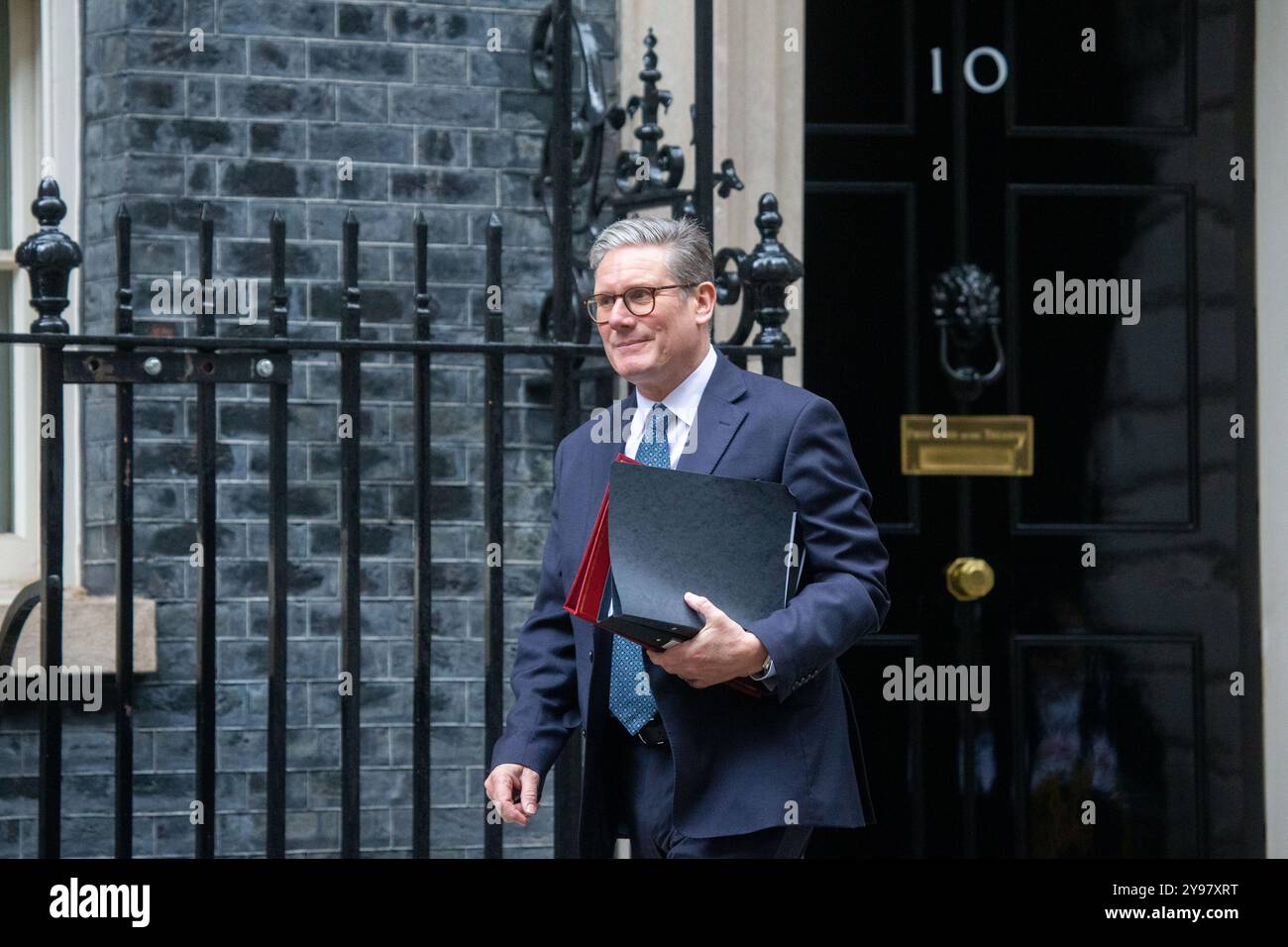 London, England, Großbritannien. Oktober 2024. Der britische Premierminister KEIR STARMER verlässt die Downing Street 10 zur Fragestunde des Premierministers, nachdem sein Team mit der Nummer 10 zurückgesetzt wurde, ausgelöst durch den Rücktritt von Stabschef Sue Gray. (Kreditbild: © Tayfun Salci/ZUMA Press Wire) NUR REDAKTIONELLE VERWENDUNG! Nicht für kommerzielle ZWECKE! Stockfoto London, England, Großbritannien. Oktober 2024. Der britische Premierminister KEIR STARMER verlässt die Downing Street 10 zur Fragestunde des Premierministers, nachdem sein Team mit der Nummer 10 zurückgesetzt wurde, ausgelöst durch den Rücktritt von Stabschef Sue Gray. (Kreditbild: © Tayfun Salci/ZUMA Press Wire) NUR REDAKTIONELLE VERWENDUNG! Nicht für kommerzielle ZWECKE! Stockfoto