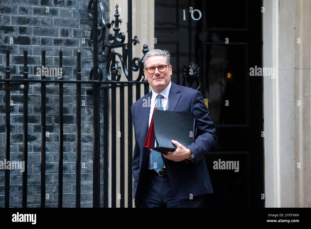 London, England, Großbritannien. Oktober 2024. Der britische Premierminister KEIR STARMER verlässt die Downing Street 10 zur Fragestunde des Premierministers, nachdem sein Team mit der Nummer 10 zurückgesetzt wurde, ausgelöst durch den Rücktritt von Stabschef Sue Gray. (Kreditbild: © Tayfun Salci/ZUMA Press Wire) NUR REDAKTIONELLE VERWENDUNG! Nicht für kommerzielle ZWECKE! Stockfoto London, England, Großbritannien. Oktober 2024. Der britische Premierminister KEIR STARMER verlässt die Downing Street 10 zur Fragestunde des Premierministers, nachdem sein Team mit der Nummer 10 zurückgesetzt wurde, ausgelöst durch den Rücktritt von Stabschef Sue Gray. (Kreditbild: © Tayfun Salci/ZUMA Press Wire) NUR REDAKTIONELLE VERWENDUNG! Nicht für kommerzielle ZWECKE! Stockfoto