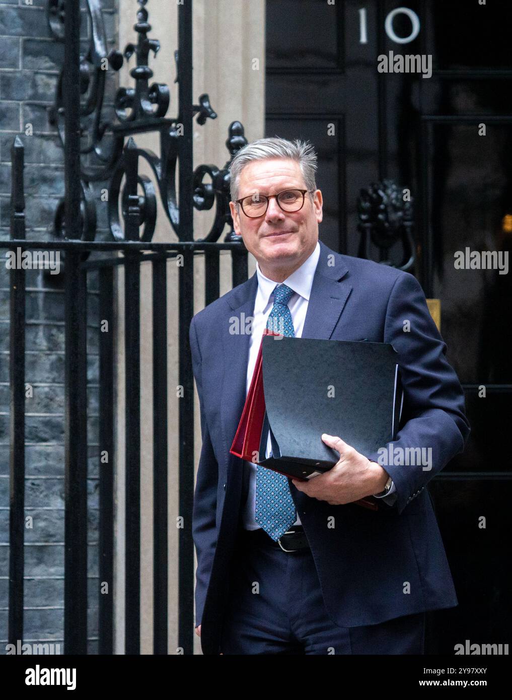 London, England, Großbritannien. Oktober 2024. Der britische Premierminister KEIR STARMER verlässt die Downing Street 10 zur Fragestunde des Premierministers, nachdem sein Team mit der Nummer 10 zurückgesetzt wurde, ausgelöst durch den Rücktritt von Stabschef Sue Gray. (Kreditbild: © Tayfun Salci/ZUMA Press Wire) NUR REDAKTIONELLE VERWENDUNG! Nicht für kommerzielle ZWECKE! Stockfoto London, England, Großbritannien. Oktober 2024. Der britische Premierminister KEIR STARMER verlässt die Downing Street 10 zur Fragestunde des Premierministers, nachdem sein Team mit der Nummer 10 zurückgesetzt wurde, ausgelöst durch den Rücktritt von Stabschef Sue Gray. (Kreditbild: © Tayfun Salci/ZUMA Press Wire) NUR REDAKTIONELLE VERWENDUNG! Nicht für kommerzielle ZWECKE! Stockfoto