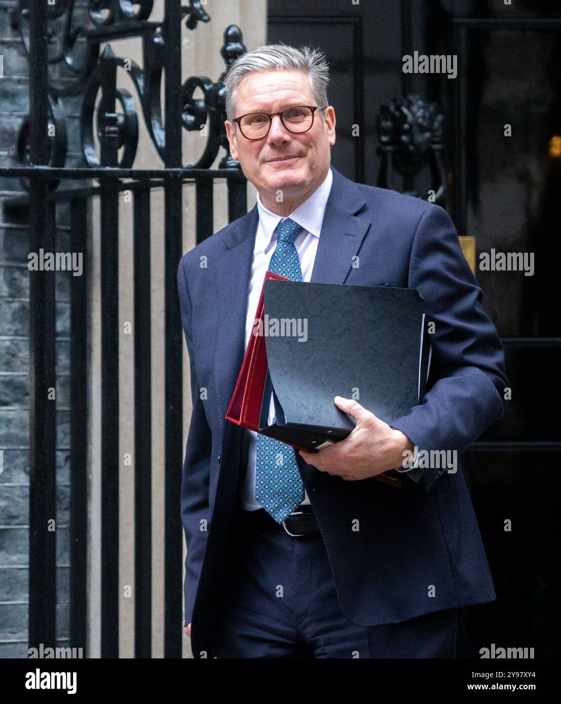 London, England, Großbritannien. Oktober 2024. Der britische Premierminister KEIR STARMER verlässt die Downing Street 10 zur Fragestunde des Premierministers, nachdem sein Team mit der Nummer 10 zurückgesetzt wurde, ausgelöst durch den Rücktritt von Stabschef Sue Gray. (Kreditbild: © Tayfun Salci/ZUMA Press Wire) NUR REDAKTIONELLE VERWENDUNG! Nicht für kommerzielle ZWECKE! Stockfoto London, England, Großbritannien. Oktober 2024. Der britische Premierminister KEIR STARMER verlässt die Downing Street 10 zur Fragestunde des Premierministers, nachdem sein Team mit der Nummer 10 zurückgesetzt wurde, ausgelöst durch den Rücktritt von Stabschef Sue Gray. (Kreditbild: © Tayfun Salci/ZUMA Press Wire) NUR REDAKTIONELLE VERWENDUNG! Nicht für kommerzielle ZWECKE! Stockfoto