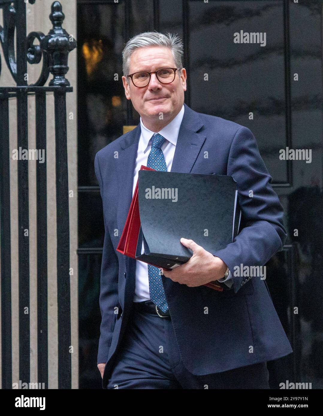 London, England, Großbritannien. Oktober 2024. Der britische Premierminister KEIR STARMER verlässt die Downing Street 10 zur Fragestunde des Premierministers, nachdem sein Team mit der Nummer 10 zurückgesetzt wurde, ausgelöst durch den Rücktritt von Stabschef Sue Gray. (Kreditbild: © Tayfun Salci/ZUMA Press Wire) NUR REDAKTIONELLE VERWENDUNG! Nicht für kommerzielle ZWECKE! Stockfoto London, England, Großbritannien. Oktober 2024. Der britische Premierminister KEIR STARMER verlässt die Downing Street 10 zur Fragestunde des Premierministers, nachdem sein Team mit der Nummer 10 zurückgesetzt wurde, ausgelöst durch den Rücktritt von Stabschef Sue Gray. (Kreditbild: © Tayfun Salci/ZUMA Press Wire) NUR REDAKTIONELLE VERWENDUNG! Nicht für kommerzielle ZWECKE! Stockfoto