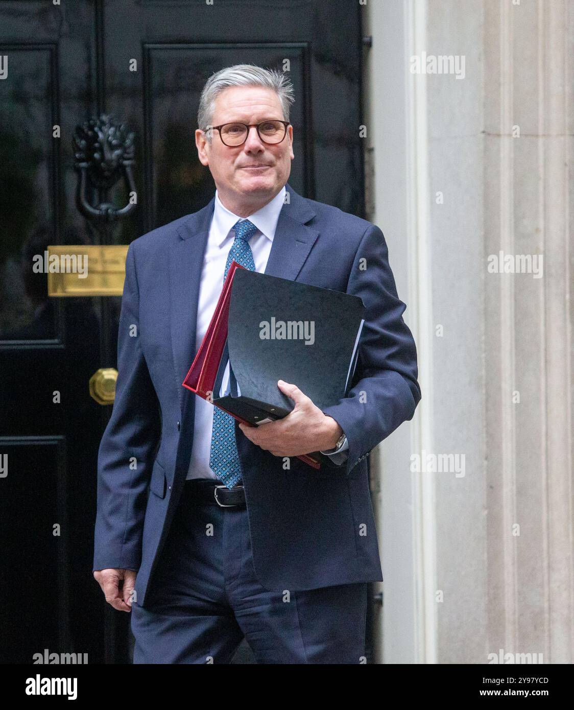 London, England, Großbritannien. Oktober 2024. Der britische Premierminister KEIR STARMER verlässt die Downing Street 10 zur Fragestunde des Premierministers, nachdem sein Team mit der Nummer 10 zurückgesetzt wurde, ausgelöst durch den Rücktritt von Stabschef Sue Gray. (Kreditbild: © Tayfun Salci/ZUMA Press Wire) NUR REDAKTIONELLE VERWENDUNG! Nicht für kommerzielle ZWECKE! Stockfoto London, England, Großbritannien. Oktober 2024. Der britische Premierminister KEIR STARMER verlässt die Downing Street 10 zur Fragestunde des Premierministers, nachdem sein Team mit der Nummer 10 zurückgesetzt wurde, ausgelöst durch den Rücktritt von Stabschef Sue Gray. (Kreditbild: © Tayfun Salci/ZUMA Press Wire) NUR REDAKTIONELLE VERWENDUNG! Nicht für kommerzielle ZWECKE! Stockfoto