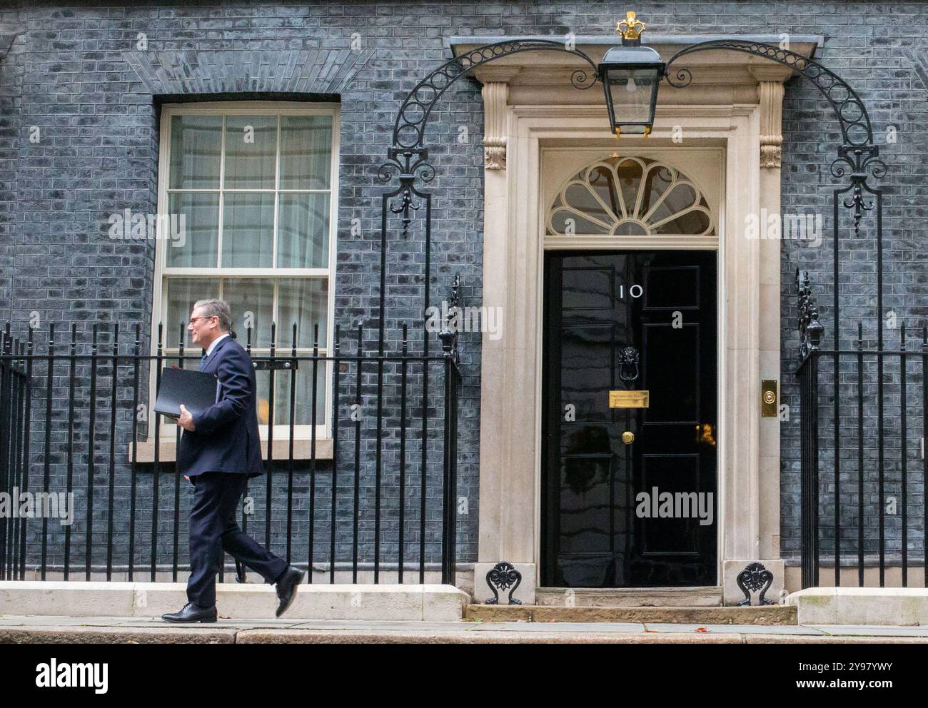 London, England, Großbritannien. Oktober 2024. Der britische Premierminister KEIR STARMER verlässt die Downing Street 10 zur Fragestunde des Premierministers, nachdem sein Team mit der Nummer 10 zurückgesetzt wurde, ausgelöst durch den Rücktritt von Stabschef Sue Gray. (Kreditbild: © Tayfun Salci/ZUMA Press Wire) NUR REDAKTIONELLE VERWENDUNG! Nicht für kommerzielle ZWECKE! Stockfoto London, England, Großbritannien. Oktober 2024. Der britische Premierminister KEIR STARMER verlässt die Downing Street 10 zur Fragestunde des Premierministers, nachdem sein Team mit der Nummer 10 zurückgesetzt wurde, ausgelöst durch den Rücktritt von Stabschef Sue Gray. (Kreditbild: © Tayfun Salci/ZUMA Press Wire) NUR REDAKTIONELLE VERWENDUNG! Nicht für kommerzielle ZWECKE! Stockfoto