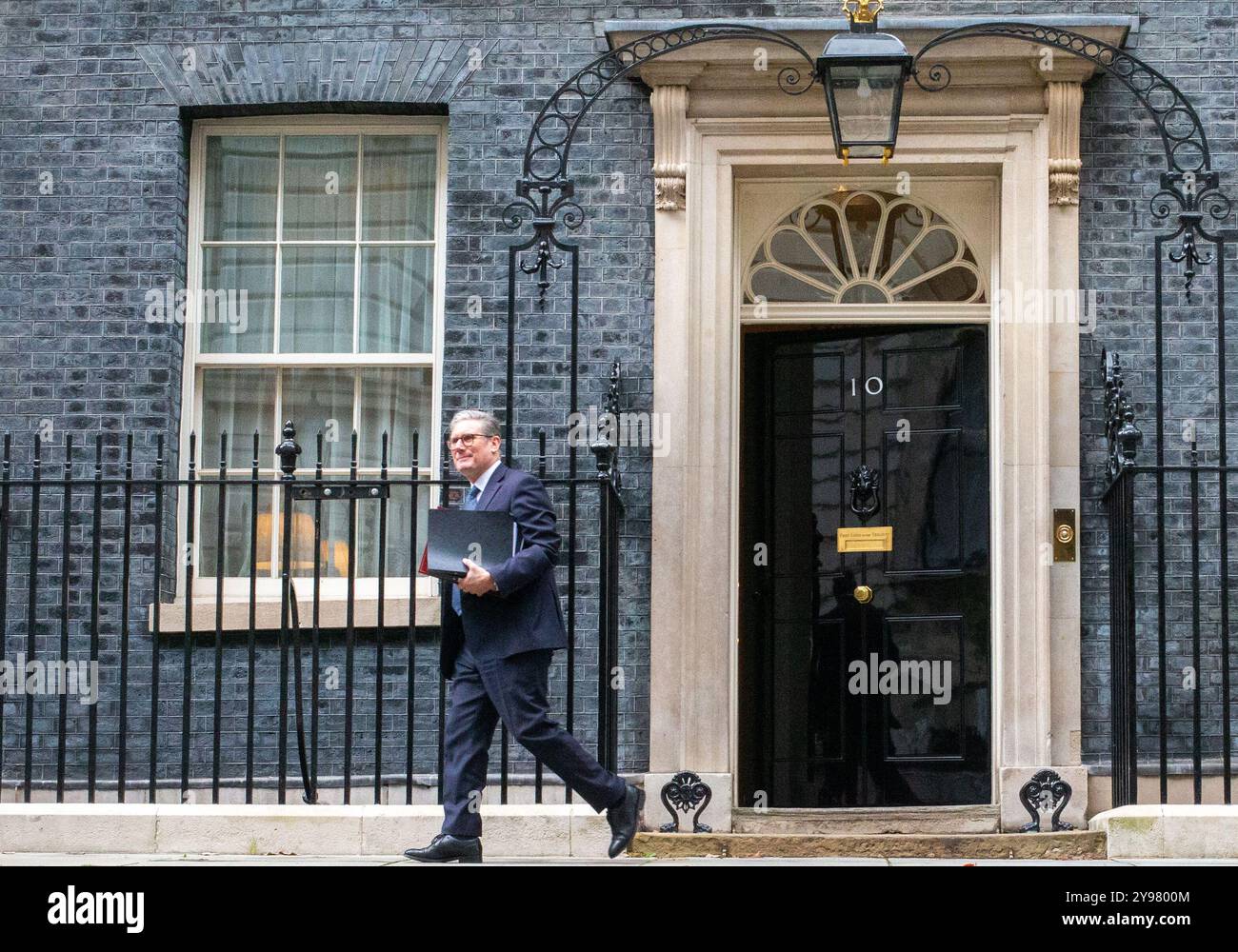 London, England, Großbritannien. Oktober 2024. Der britische Premierminister KEIR STARMER verlässt die Downing Street 10 zur Fragestunde des Premierministers, nachdem sein Team mit der Nummer 10 zurückgesetzt wurde, ausgelöst durch den Rücktritt von Stabschef Sue Gray. (Kreditbild: © Tayfun Salci/ZUMA Press Wire) NUR REDAKTIONELLE VERWENDUNG! Nicht für kommerzielle ZWECKE! Stockfoto London, England, Großbritannien. Oktober 2024. Der britische Premierminister KEIR STARMER verlässt die Downing Street 10 zur Fragestunde des Premierministers, nachdem sein Team mit der Nummer 10 zurückgesetzt wurde, ausgelöst durch den Rücktritt von Stabschef Sue Gray. (Kreditbild: © Tayfun Salci/ZUMA Press Wire) NUR REDAKTIONELLE VERWENDUNG! Nicht für kommerzielle ZWECKE! Stockfoto