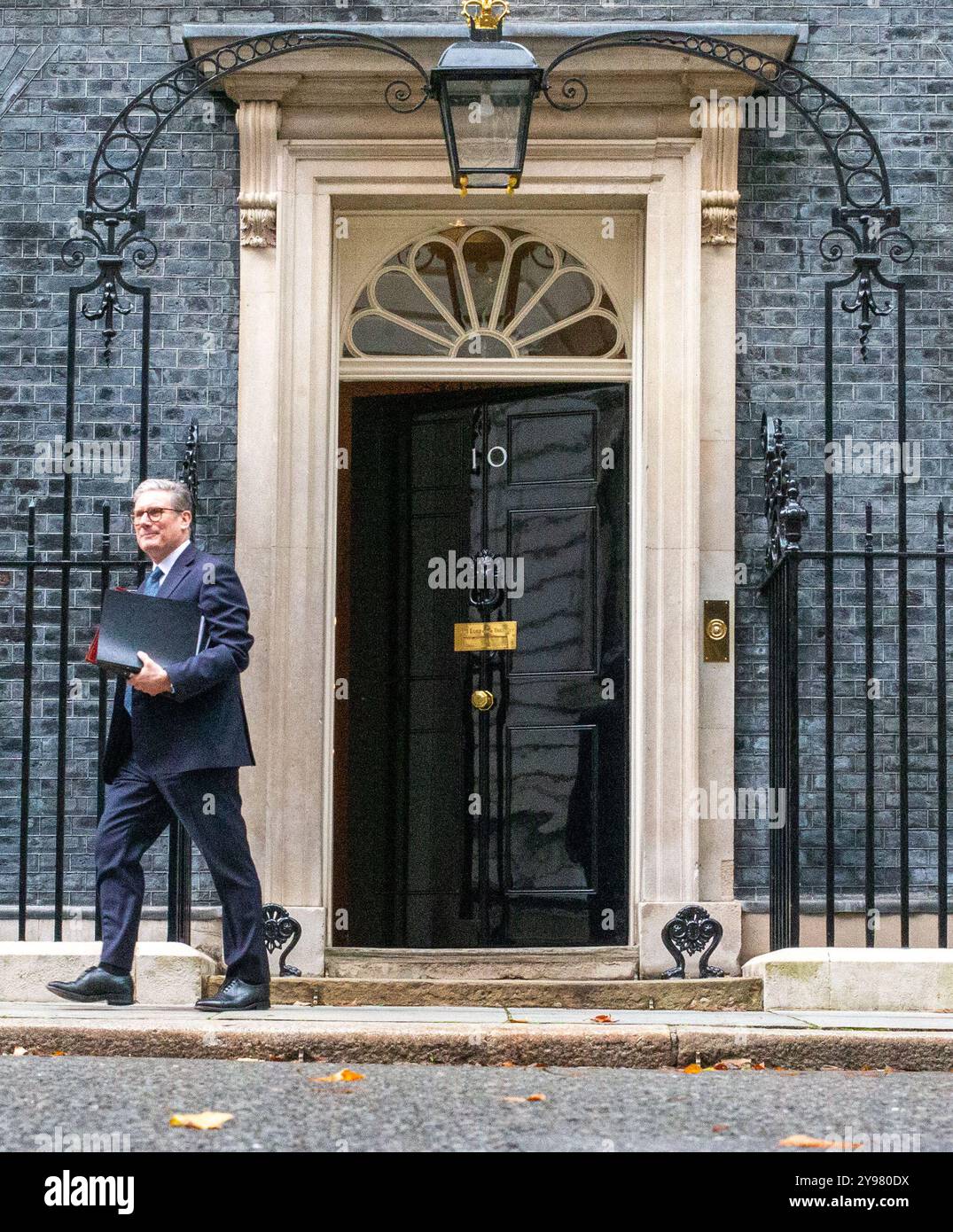 London, England, Großbritannien. Oktober 2024. Der britische Premierminister KEIR STARMER verlässt die Downing Street 10 zur Fragestunde des Premierministers, nachdem sein Team mit der Nummer 10 zurückgesetzt wurde, ausgelöst durch den Rücktritt von Stabschef Sue Gray. (Kreditbild: © Tayfun Salci/ZUMA Press Wire) NUR REDAKTIONELLE VERWENDUNG! Nicht für kommerzielle ZWECKE! Stockfoto London, England, Großbritannien. Oktober 2024. Der britische Premierminister KEIR STARMER verlässt die Downing Street 10 zur Fragestunde des Premierministers, nachdem sein Team mit der Nummer 10 zurückgesetzt wurde, ausgelöst durch den Rücktritt von Stabschef Sue Gray. (Kreditbild: © Tayfun Salci/ZUMA Press Wire) NUR REDAKTIONELLE VERWENDUNG! Nicht für kommerzielle ZWECKE! Stockfoto
