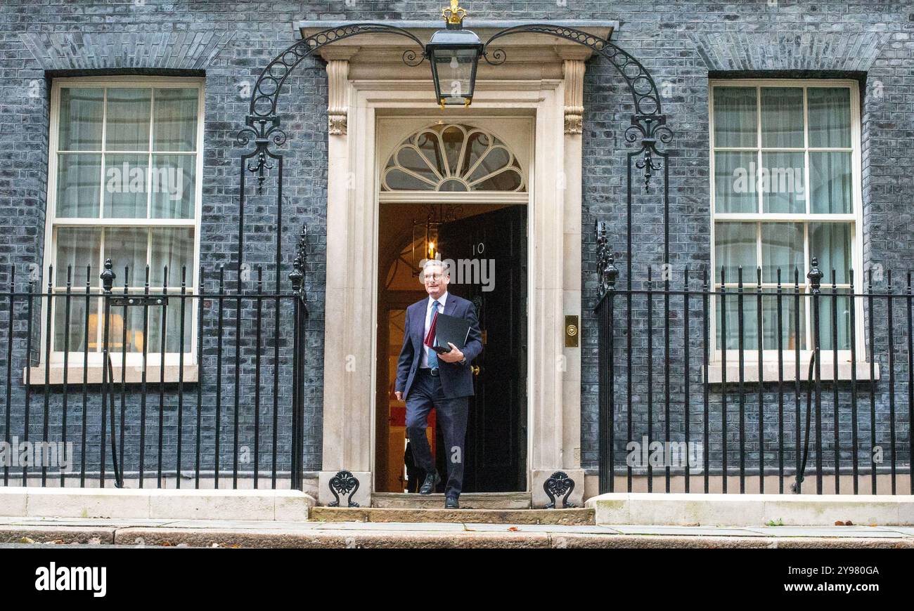 London, England, Großbritannien. Oktober 2024. Der britische Premierminister KEIR STARMER verlässt die Downing Street 10 zur Fragestunde des Premierministers, nachdem sein Team mit der Nummer 10 zurückgesetzt wurde, ausgelöst durch den Rücktritt von Stabschef Sue Gray. (Kreditbild: © Tayfun Salci/ZUMA Press Wire) NUR REDAKTIONELLE VERWENDUNG! Nicht für kommerzielle ZWECKE! Stockfoto London, England, Großbritannien. Oktober 2024. Der britische Premierminister KEIR STARMER verlässt die Downing Street 10 zur Fragestunde des Premierministers, nachdem sein Team mit der Nummer 10 zurückgesetzt wurde, ausgelöst durch den Rücktritt von Stabschef Sue Gray. (Kreditbild: © Tayfun Salci/ZUMA Press Wire) NUR REDAKTIONELLE VERWENDUNG! Nicht für kommerzielle ZWECKE! Stockfoto