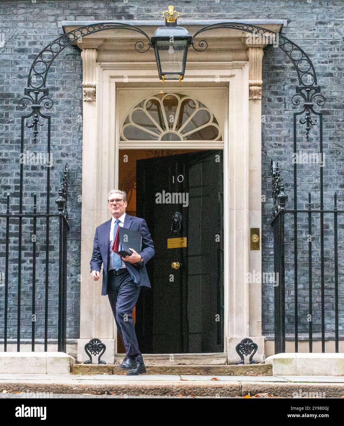 London, England, Großbritannien. Oktober 2024. Der britische Premierminister KEIR STARMER verlässt die Downing Street 10 zur Fragestunde des Premierministers, nachdem sein Team mit der Nummer 10 zurückgesetzt wurde, ausgelöst durch den Rücktritt von Stabschef Sue Gray. (Kreditbild: © Tayfun Salci/ZUMA Press Wire) NUR REDAKTIONELLE VERWENDUNG! Nicht für kommerzielle ZWECKE! Stockfoto London, England, Großbritannien. Oktober 2024. Der britische Premierminister KEIR STARMER verlässt die Downing Street 10 zur Fragestunde des Premierministers, nachdem sein Team mit der Nummer 10 zurückgesetzt wurde, ausgelöst durch den Rücktritt von Stabschef Sue Gray. (Kreditbild: © Tayfun Salci/ZUMA Press Wire) NUR REDAKTIONELLE VERWENDUNG! Nicht für kommerzielle ZWECKE! Stockfoto