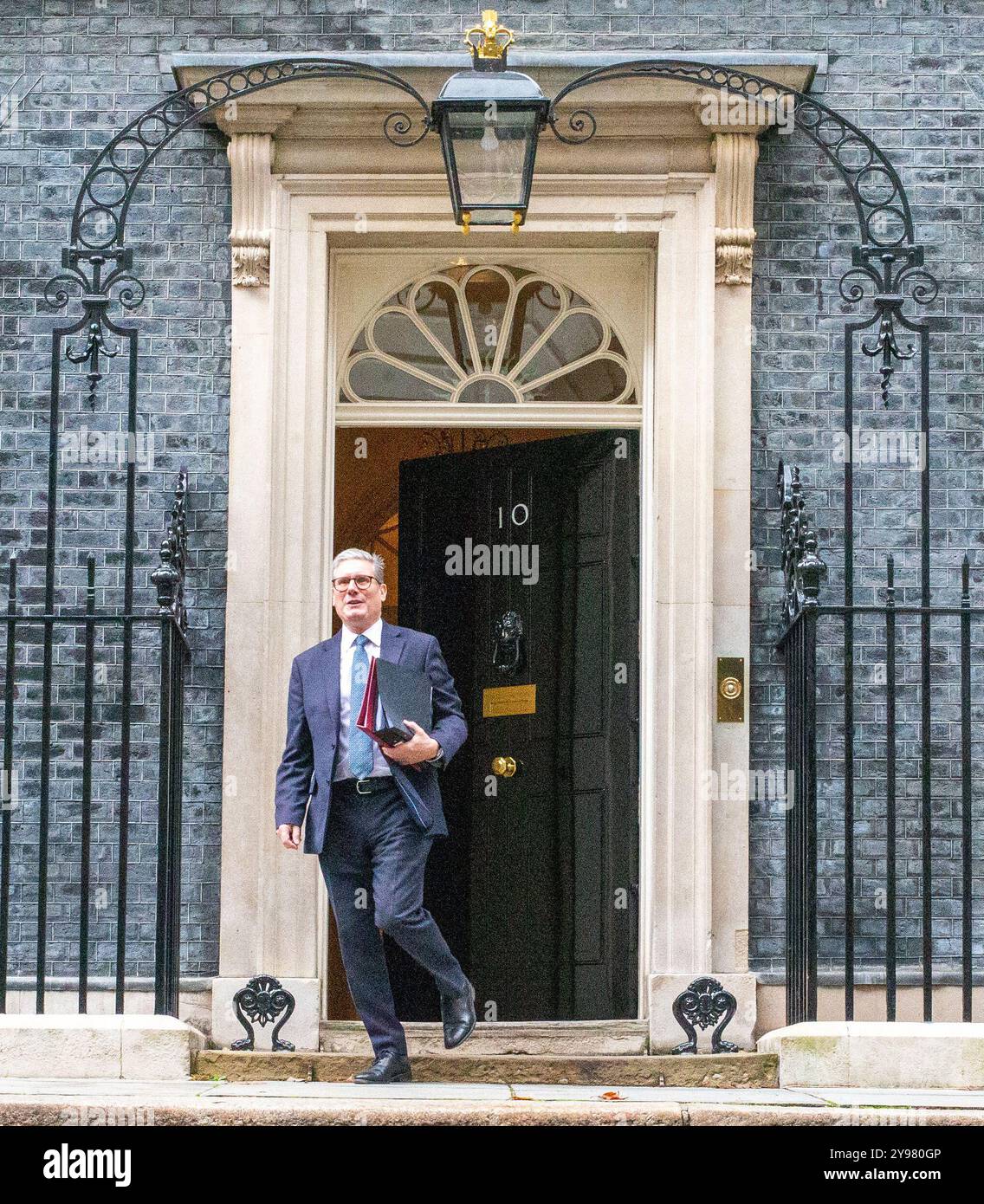 London, England, Großbritannien. Oktober 2024. Der britische Premierminister KEIR STARMER verlässt die Downing Street 10 zur Fragestunde des Premierministers, nachdem sein Team mit der Nummer 10 zurückgesetzt wurde, ausgelöst durch den Rücktritt von Stabschef Sue Gray. (Kreditbild: © Tayfun Salci/ZUMA Press Wire) NUR REDAKTIONELLE VERWENDUNG! Nicht für kommerzielle ZWECKE! Stockfoto London, England, Großbritannien. Oktober 2024. Der britische Premierminister KEIR STARMER verlässt die Downing Street 10 zur Fragestunde des Premierministers, nachdem sein Team mit der Nummer 10 zurückgesetzt wurde, ausgelöst durch den Rücktritt von Stabschef Sue Gray. (Kreditbild: © Tayfun Salci/ZUMA Press Wire) NUR REDAKTIONELLE VERWENDUNG! Nicht für kommerzielle ZWECKE! Stockfoto