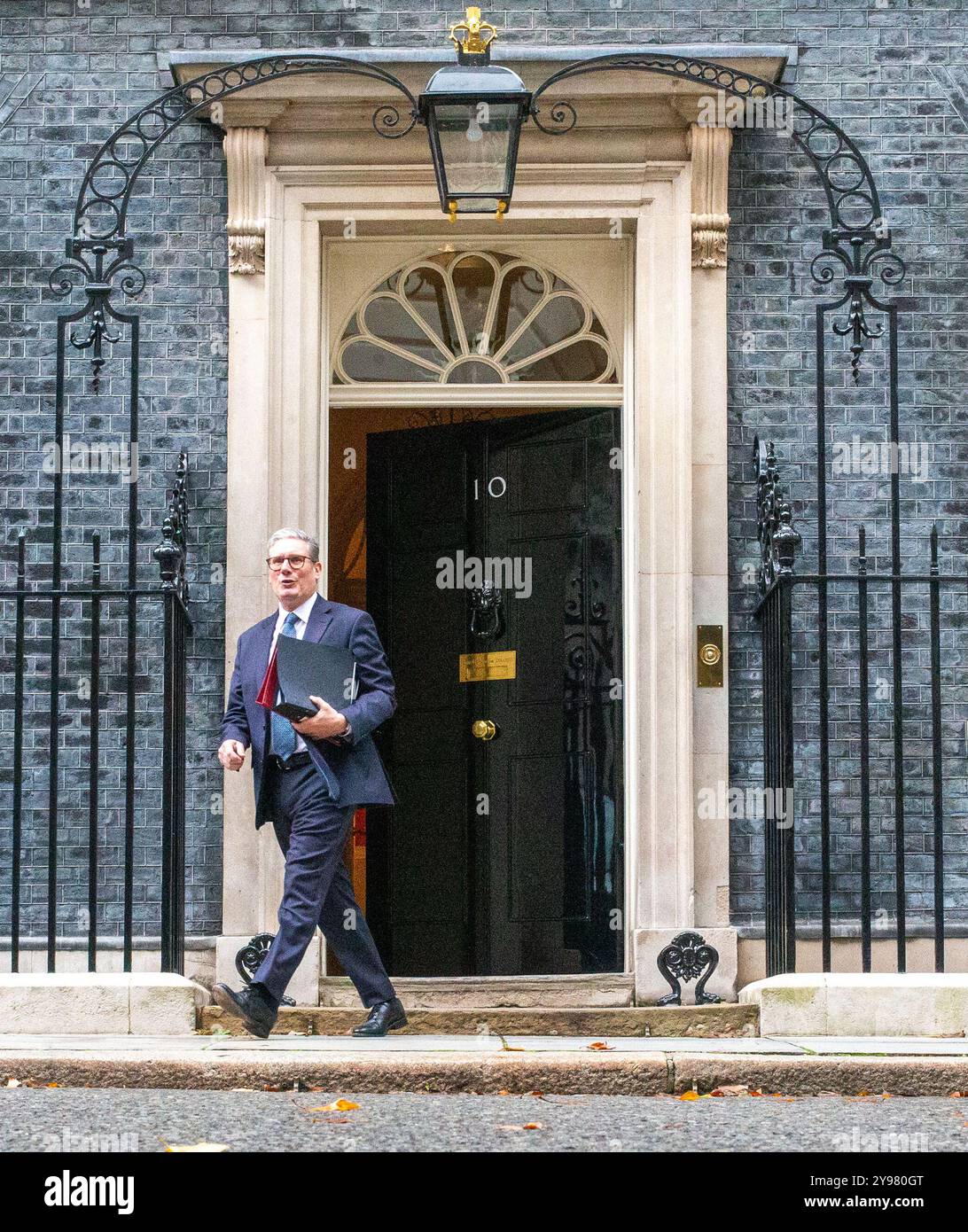 London, England, Großbritannien. Oktober 2024. Der britische Premierminister KEIR STARMER verlässt die Downing Street 10 zur Fragestunde des Premierministers, nachdem sein Team mit der Nummer 10 zurückgesetzt wurde, ausgelöst durch den Rücktritt von Stabschef Sue Gray. (Kreditbild: © Tayfun Salci/ZUMA Press Wire) NUR REDAKTIONELLE VERWENDUNG! Nicht für kommerzielle ZWECKE! Stockfoto London, England, Großbritannien. Oktober 2024. Der britische Premierminister KEIR STARMER verlässt die Downing Street 10 zur Fragestunde des Premierministers, nachdem sein Team mit der Nummer 10 zurückgesetzt wurde, ausgelöst durch den Rücktritt von Stabschef Sue Gray. (Kreditbild: © Tayfun Salci/ZUMA Press Wire) NUR REDAKTIONELLE VERWENDUNG! Nicht für kommerzielle ZWECKE! Stockfoto