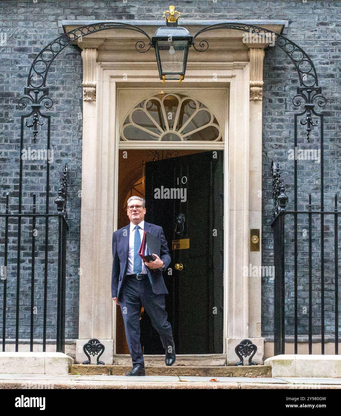 London, England, Großbritannien. Oktober 2024. Der britische Premierminister KEIR STARMER verlässt die Downing Street 10 zur Fragestunde des Premierministers, nachdem sein Team mit der Nummer 10 zurückgesetzt wurde, ausgelöst durch den Rücktritt von Stabschef Sue Gray. (Kreditbild: © Tayfun Salci/ZUMA Press Wire) NUR REDAKTIONELLE VERWENDUNG! Nicht für kommerzielle ZWECKE! Stockfoto London, England, Großbritannien. Oktober 2024. Der britische Premierminister KEIR STARMER verlässt die Downing Street 10 zur Fragestunde des Premierministers, nachdem sein Team mit der Nummer 10 zurückgesetzt wurde, ausgelöst durch den Rücktritt von Stabschef Sue Gray. (Kreditbild: © Tayfun Salci/ZUMA Press Wire) NUR REDAKTIONELLE VERWENDUNG! Nicht für kommerzielle ZWECKE! Stockfoto