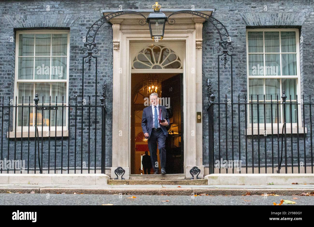 London, England, Großbritannien. Oktober 2024. Der britische Premierminister KEIR STARMER verlässt die Downing Street 10 zur Fragestunde des Premierministers, nachdem sein Team mit der Nummer 10 zurückgesetzt wurde, ausgelöst durch den Rücktritt von Stabschef Sue Gray. (Kreditbild: © Tayfun Salci/ZUMA Press Wire) NUR REDAKTIONELLE VERWENDUNG! Nicht für kommerzielle ZWECKE! Stockfoto London, England, Großbritannien. Oktober 2024. Der britische Premierminister KEIR STARMER verlässt die Downing Street 10 zur Fragestunde des Premierministers, nachdem sein Team mit der Nummer 10 zurückgesetzt wurde, ausgelöst durch den Rücktritt von Stabschef Sue Gray. (Kreditbild: © Tayfun Salci/ZUMA Press Wire) NUR REDAKTIONELLE VERWENDUNG! Nicht für kommerzielle ZWECKE! Stockfoto