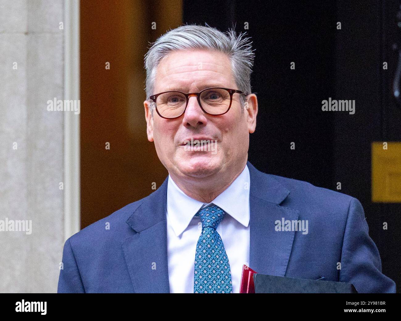 London, Großbritannien. Oktober 2024. Premierminister Keir Starmer verlässt Nummer 10, um Fragen zum Premierminister zu stellen. Er wird Rishi Sunak nach der Pause für die Parteikonferenzen gegenüberstehen. Quelle: Karl Black/Alamy Live News Stockfoto