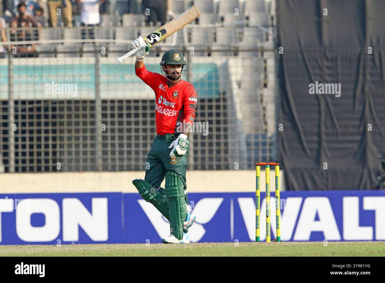 Litton Kumar das feiert seine fünfzig Läufe in Bangladesch und Afghanistan beim Sher-E-Bangla National Cricket Stockfoto