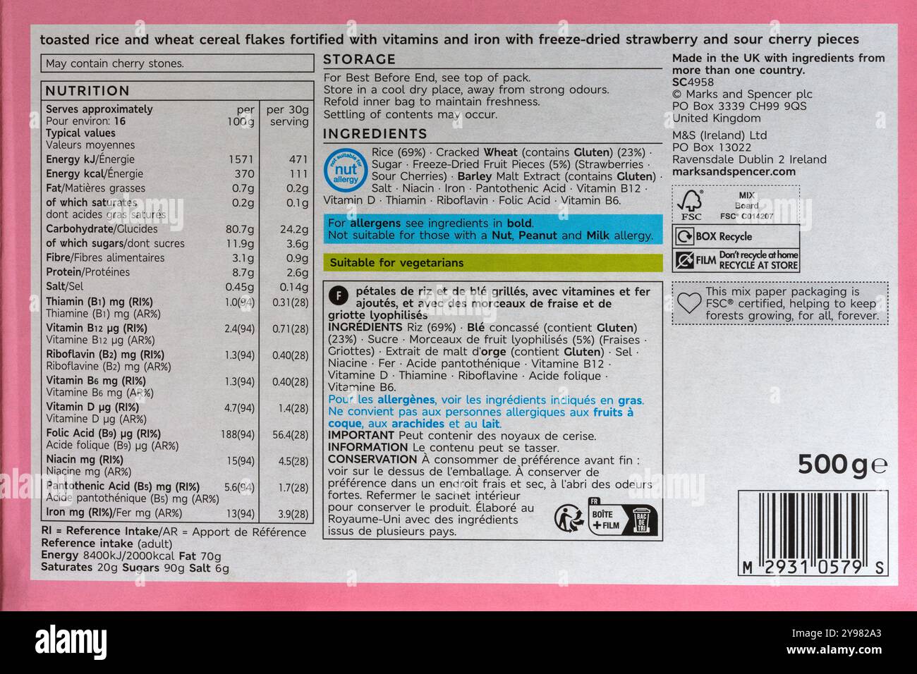 Zutaten und Nährwertangaben auf der Rückseite der Packung mit Erdbeere & Cherry Special Flakes Cerealien von M&S Stockfoto