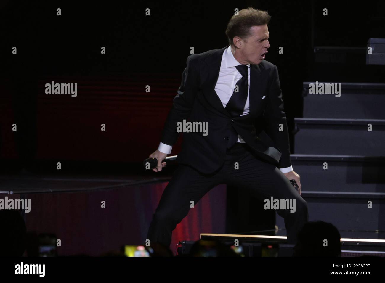 8. Oktober 2024, Mexiko-Stadt, Ciudad de Mexico, Mexiko: Sänger Luis Miguel tritt auf der Bühne während der Luis Miguel 2024 Tour in der Arena CDMX auf. Am 8. Oktober 2024 in Mexiko-Stadt. (Kreditbild: © Ismael Rosas/OKULARIS via ZUMA Press Wire) NUR REDAKTIONELLE VERWENDUNG! Nicht für kommerzielle ZWECKE! Stockfoto