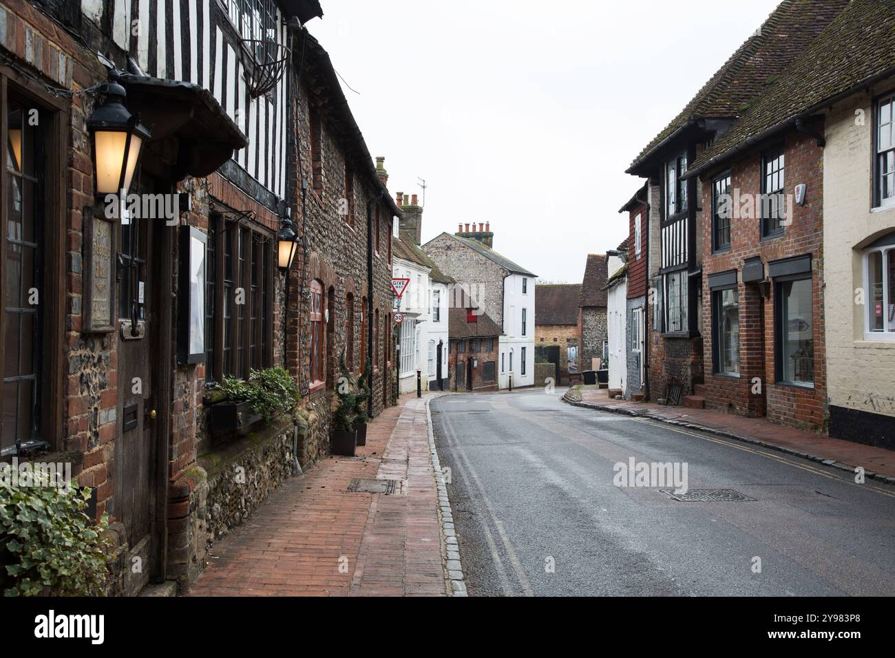 Bezaubernde mittelalterliche Straße in Alfriston, East Sussex, England, mit historischer Architektur, Kopfsteinpflasterpfaden, und traditionelles englisches Dorfambiente. Stockfoto