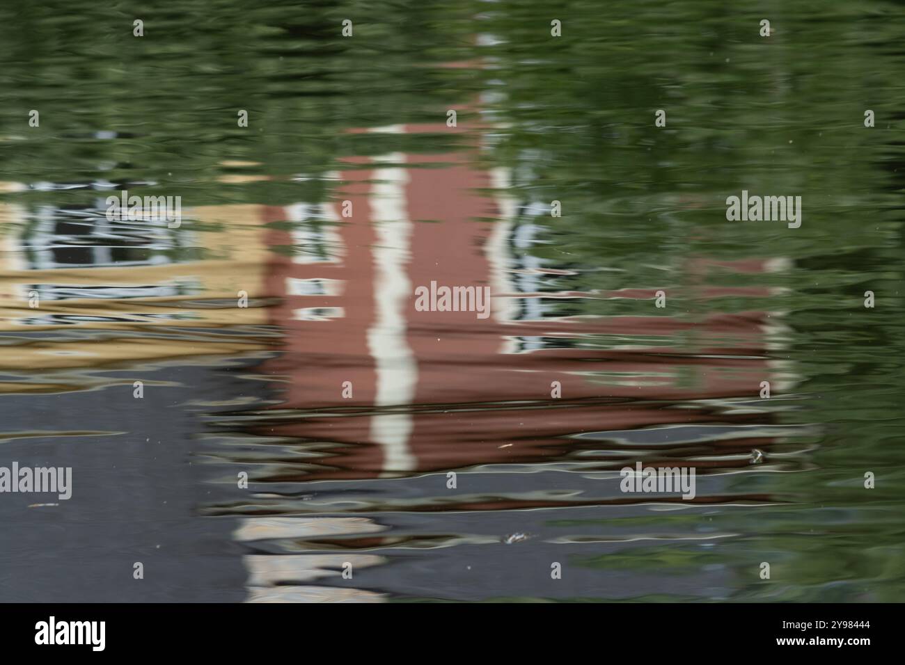 Farbenfrohe Gebäude, die sich in einem Teich spiegeln, erzeugen einen Mischeffekt. Stockfoto