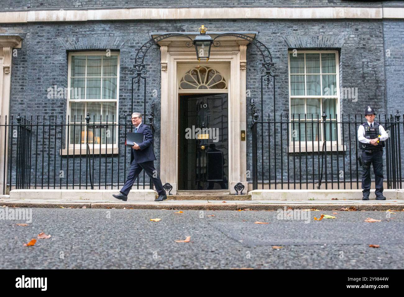 London, England, Großbritannien. Oktober 2024. Der britische Premierminister KEIR STARMER verlässt die Downing Street 10 zur Fragestunde des Premierministers, nachdem sein Team mit der Nummer 10 zurückgesetzt wurde, ausgelöst durch den Rücktritt von Stabschef Sue Gray. (Kreditbild: © Tayfun Salci/ZUMA Press Wire) NUR REDAKTIONELLE VERWENDUNG! Nicht für kommerzielle ZWECKE! Stockfoto London, England, Großbritannien. Oktober 2024. Der britische Premierminister KEIR STARMER verlässt die Downing Street 10 zur Fragestunde des Premierministers, nachdem sein Team mit der Nummer 10 zurückgesetzt wurde, ausgelöst durch den Rücktritt von Stabschef Sue Gray. (Kreditbild: © Tayfun Salci/ZUMA Press Wire) NUR REDAKTIONELLE VERWENDUNG! Nicht für kommerzielle ZWECKE! Stockfoto