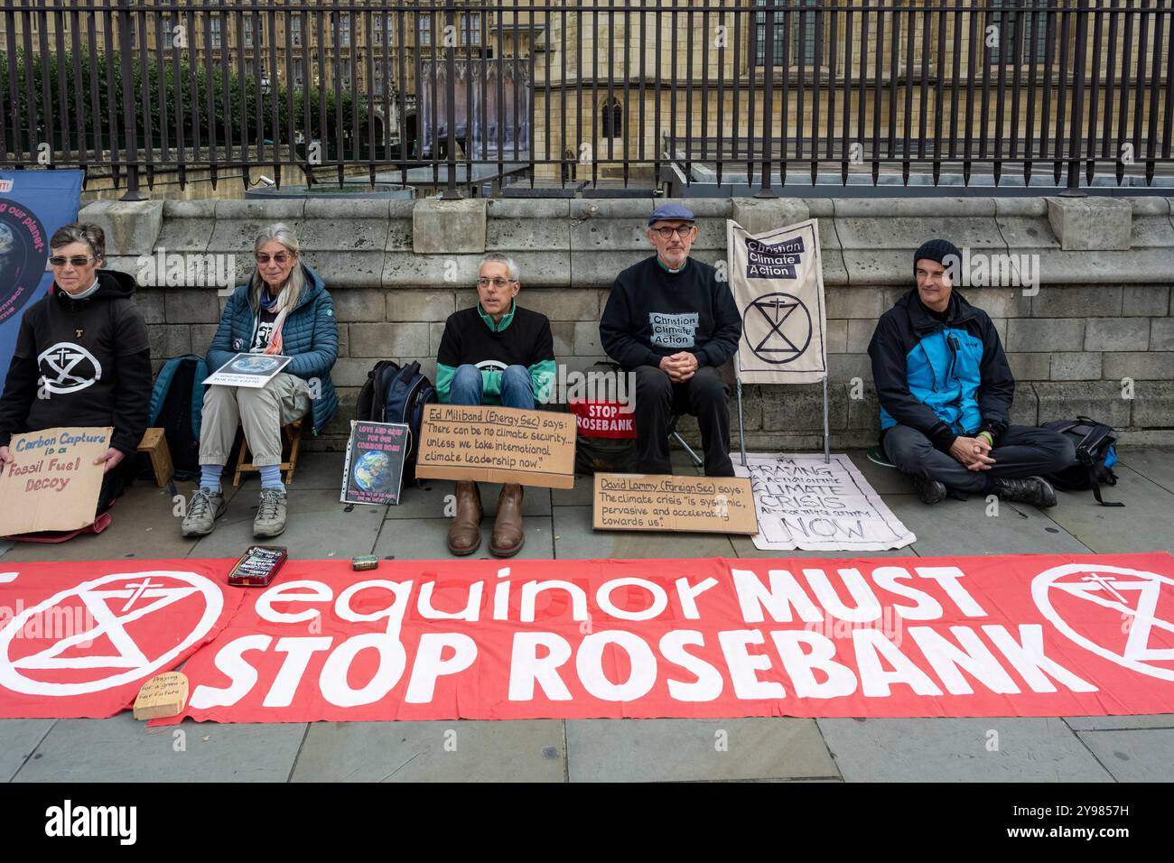 London, Großbritannien. 9. Oktober 2024. Eine kleine Gruppe von Christian Climate Action demonstriert vor den Kammern des Parlaments einen Protest, während sie sich dafür einsetzen, die Erschließung des Ölfeldes Rosebank sowie neue Öl- und Gasprojekte zu stoppen. Die Erlaubnis, die Rosebank, das größte unerschlossene Ölfeld Großbritanniens, zu nutzen, wurde dem Energieunternehmen Equinor von der vorherigen konservativen Regierung erteilt, doch die Gegner argumentieren gegen die Verwendung fossiler Brennstoffe zum Schutz des Klimas. Quelle: Stephen Chung / Alamy Live News Stockfoto