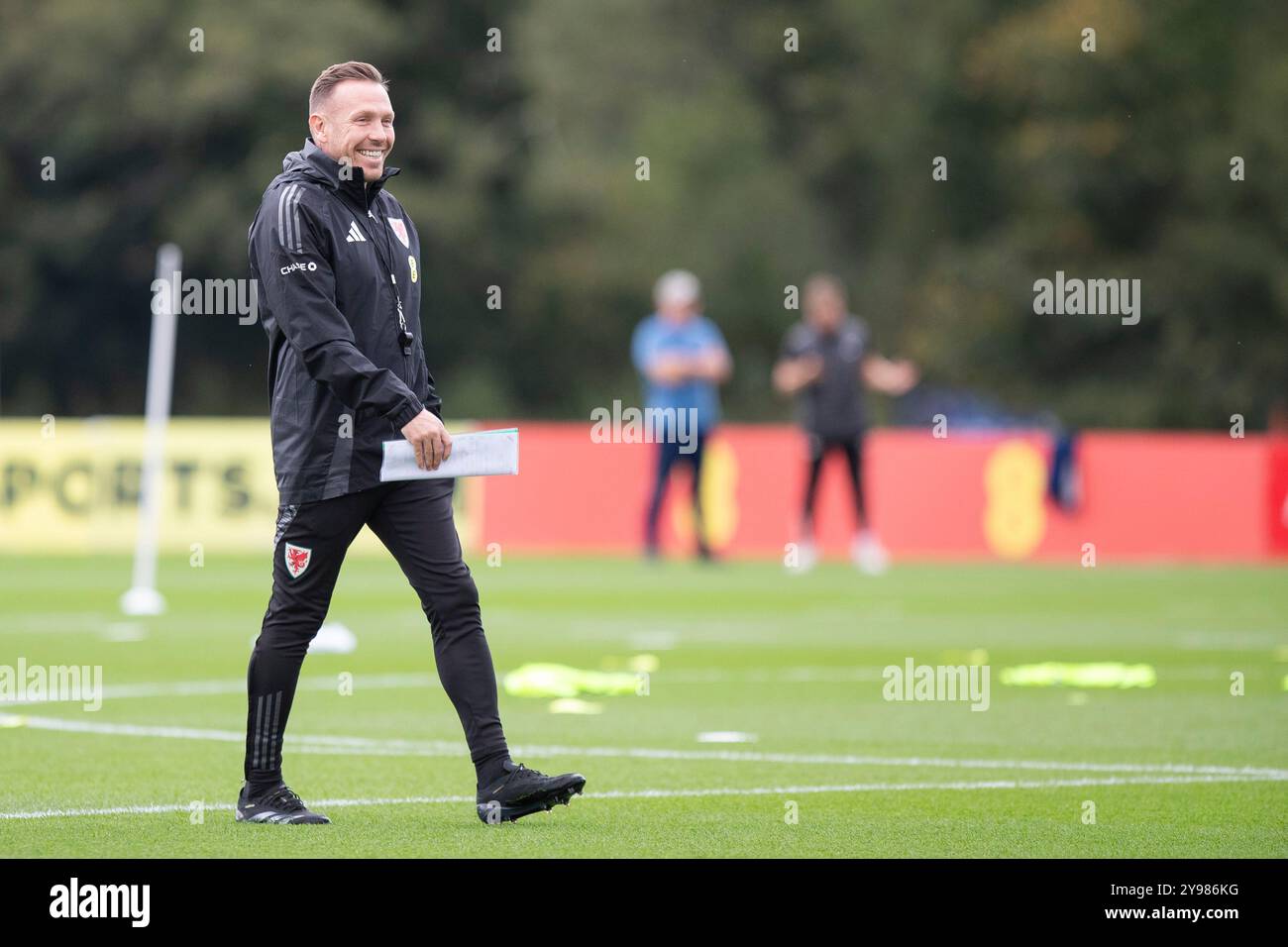 Hensol, Wales, Großbritannien. Oktober 2024. Cheftrainer Craig Bellamy während des Trainings der walisischen Fußballnationalmannschaft vor den Spielen der UEFA Nations League gegen Island und Montenegro. Quelle: Mark Hawkins/Alamy Live News Stockfoto