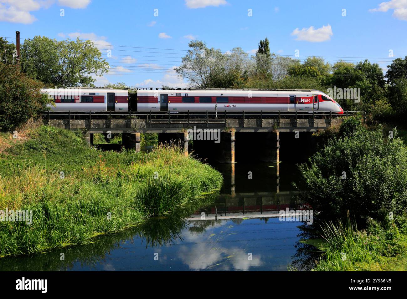 LNER Azuma Zug überquert eine Flussbrücke, East Coast Main Line Railway, Stevenage Town, Hertfordshire, England, Großbritannien Stockfoto