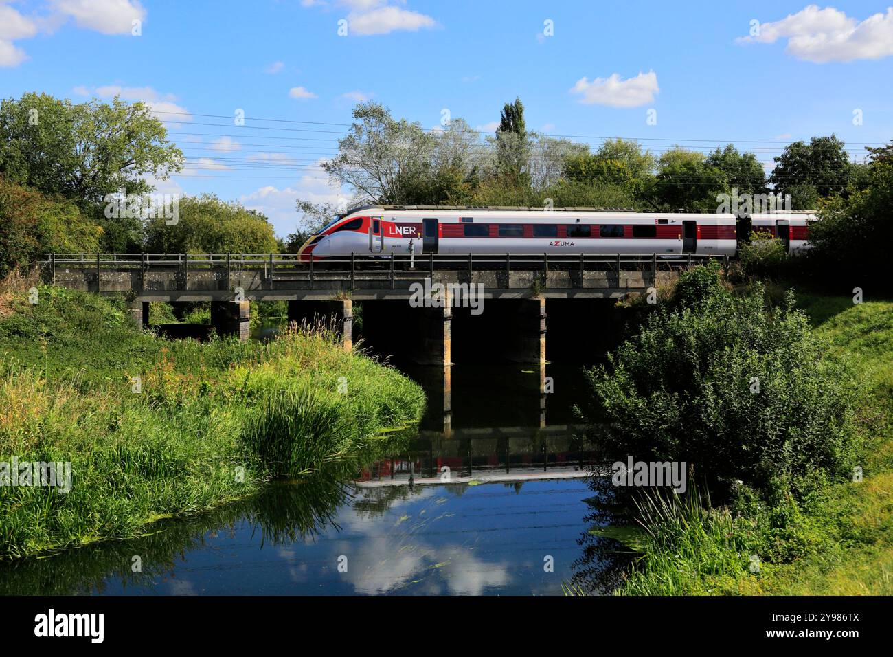 LNER Azuma Zug überquert eine Flussbrücke, East Coast Main Line Railway, Stevenage Town, Hertfordshire, England, Großbritannien Stockfoto