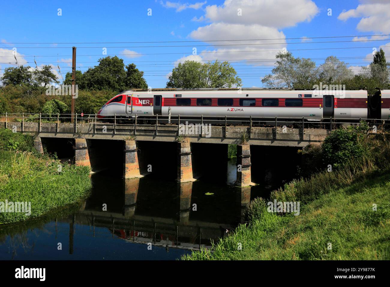 LNER Azuma Zug überquert eine Flussbrücke, East Coast Main Line Railway, Stevenage Town, Hertfordshire, England, Großbritannien Stockfoto