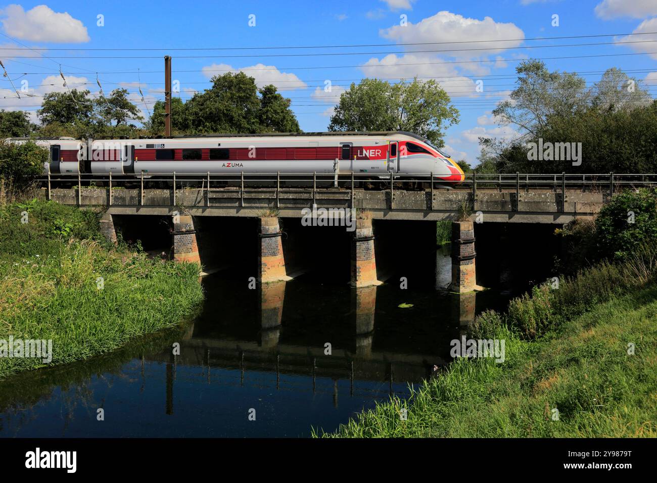 LNER Azuma Zug überquert eine Flussbrücke, East Coast Main Line Railway, Stevenage Town, Hertfordshire, England, Großbritannien Stockfoto