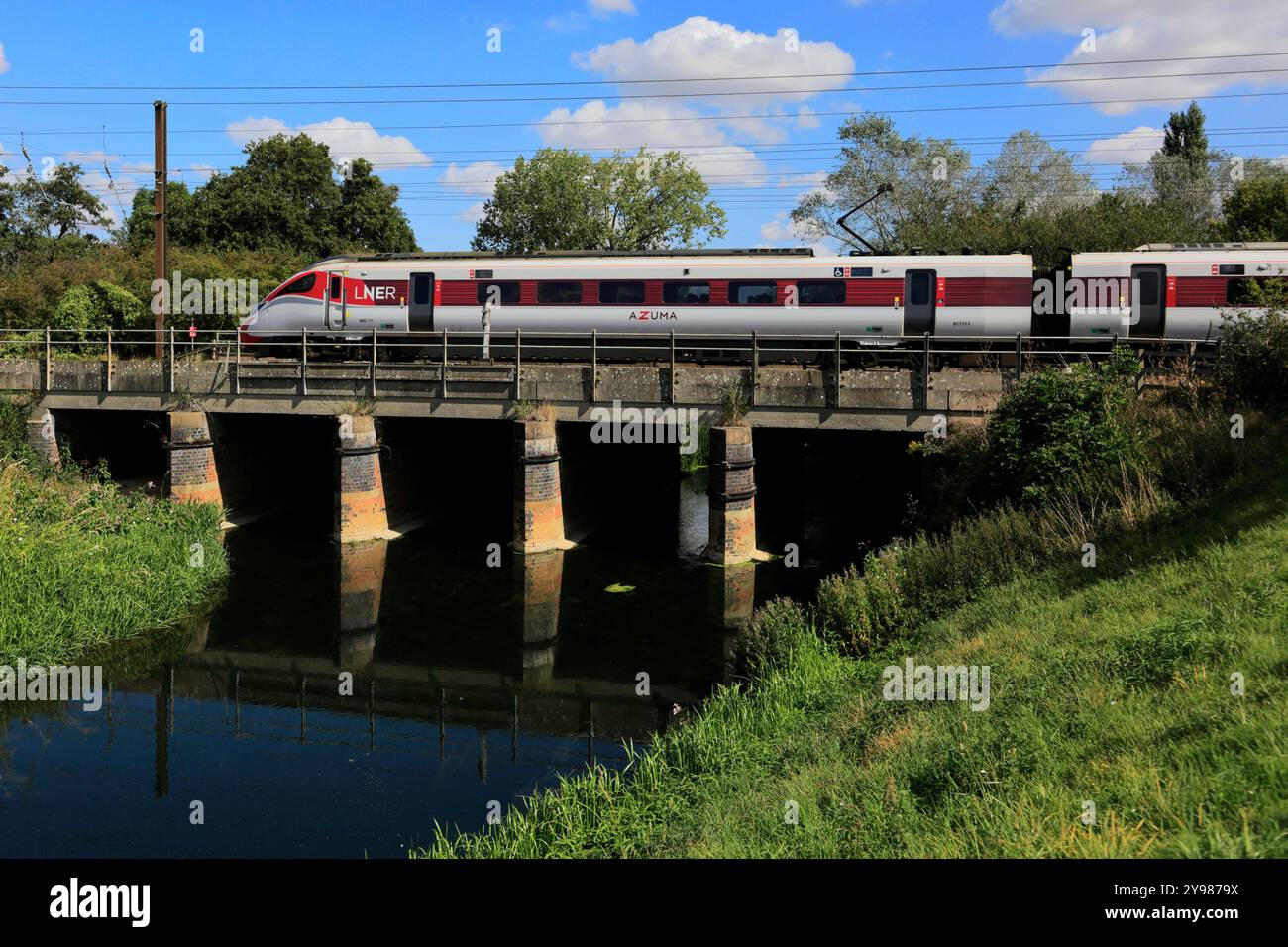 LNER Azuma Zug überquert eine Flussbrücke, East Coast Main Line Railway, Stevenage Town, Hertfordshire, England, Großbritannien Stockfoto