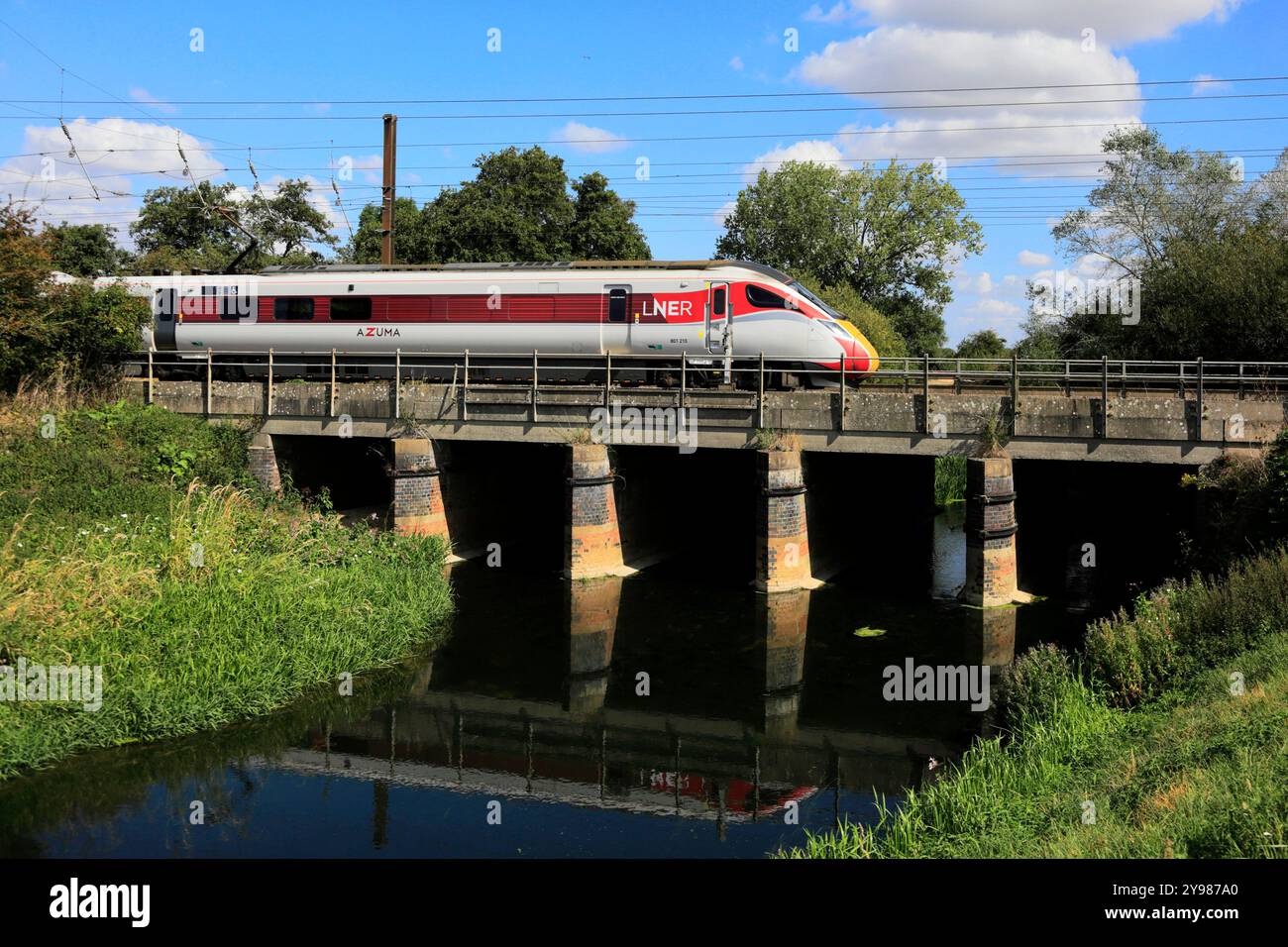 LNER Azuma Zug überquert eine Flussbrücke, East Coast Main Line Railway, Stevenage Town, Hertfordshire, England, Großbritannien Stockfoto