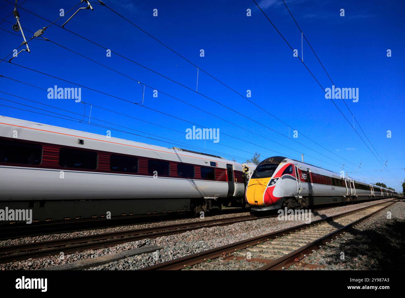 LNER Azuma Train, East Coast Main Line Railway, Stevenage Town, Hertfordshire, England, Großbritannien Stockfoto