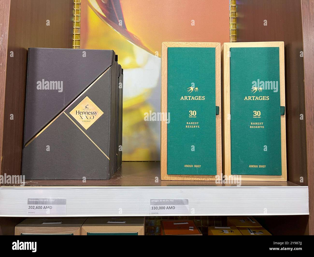 Mineralnye Vody, Russland - 5. September 2024: Hennessy Cognac and Artpages am Flughafen Jerewan zollfrei Stockfoto