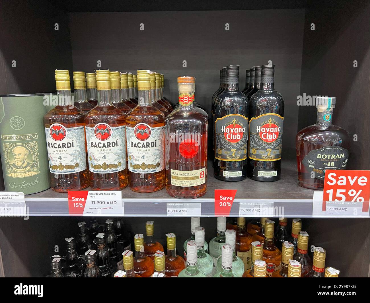 Mineralnye Vody, Russland - 5. September 2024: Bacardi Rum und Havanna Club am Flughafen Jerewan Duty free Stockfoto