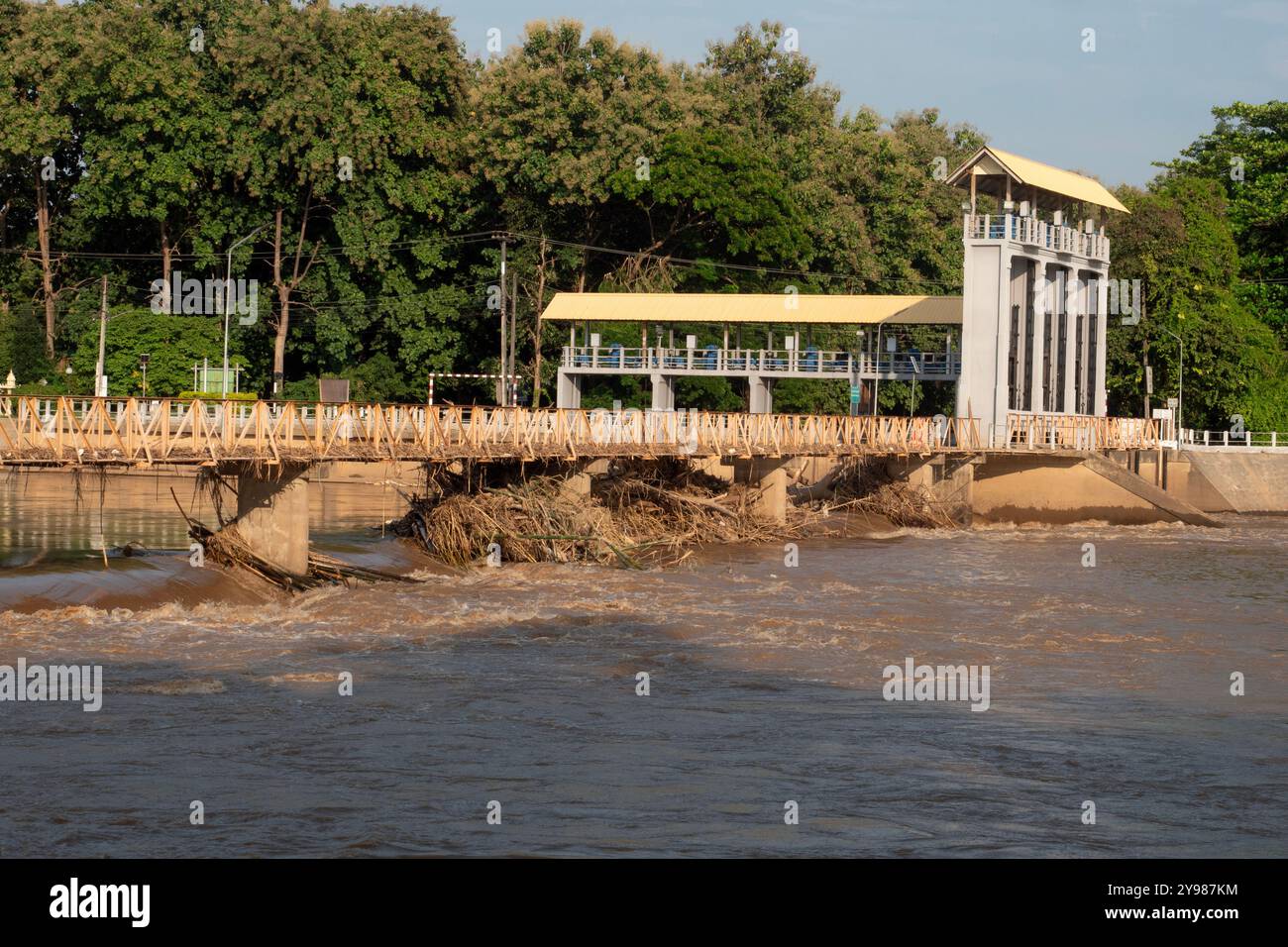 Die Trümmer der heftigen Sturzfluten blieben an der Brücke hängen. Stockfoto