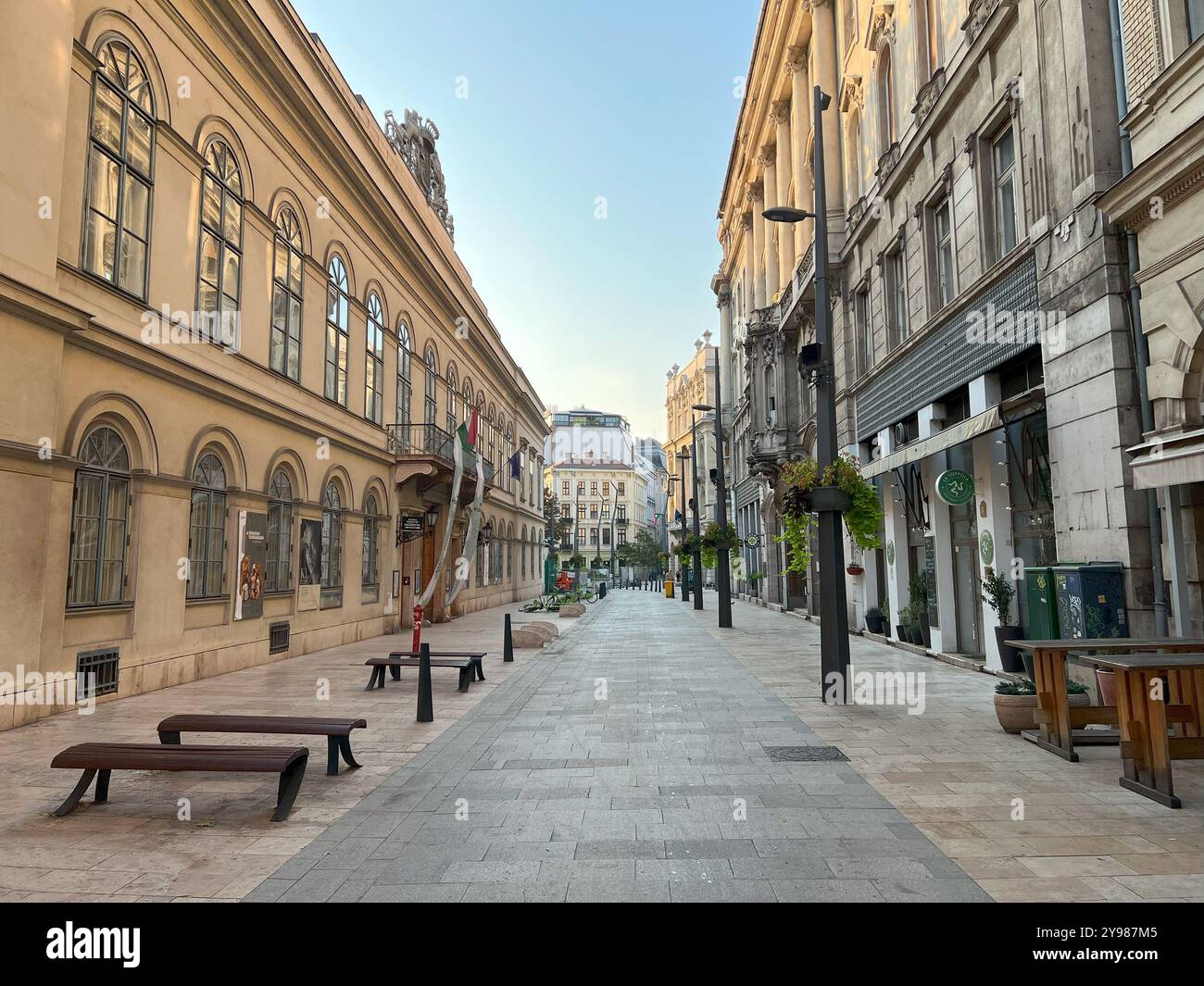 Budapest, Ungarn - 08. September 2024: Eine leere Straße in Budapest am Morgen Stockfoto