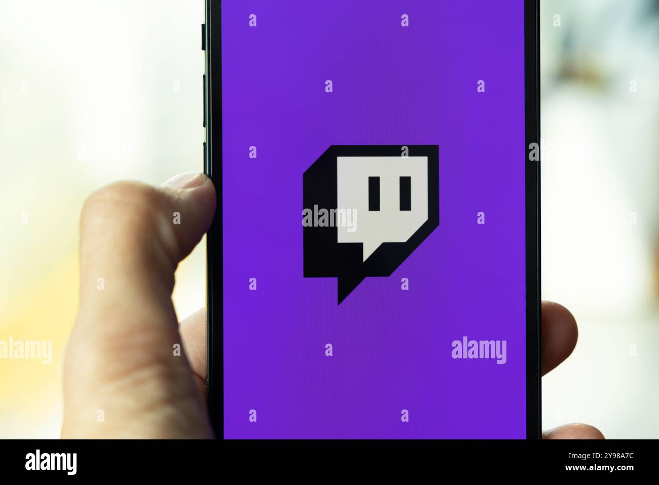 Warschau, Polen - 06. Januar 2023; iPhone mit Twitch-Logo auf dem Bildschirm. Twitch ist eine Live-Streaming-App Stockfoto