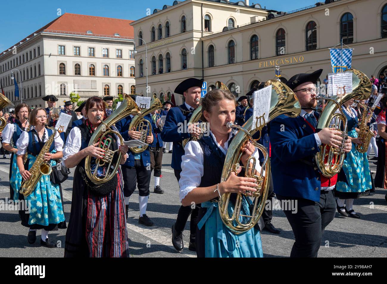 München, Trachten-und Schuetzenzug zum 189. Oktoberfest auf der Theresienwiese, Musikanten und Trachtler im Oberen Werntal, LKR. Schweinfurt, Unterfranken *** München, Trachtenparade und Trachtenparade zum 189. Oktoberfest auf der Theresienwiese, Musiker und Trachtenkostümer im Oberwerntal, Schweinfurt, Unterfranken Stockfoto