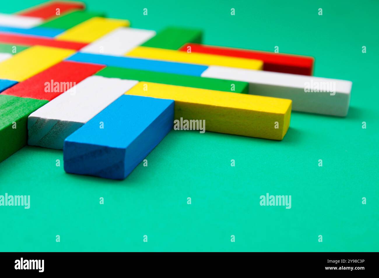 Komposition mit bunten geometrischen Holzfiguren Stockfoto