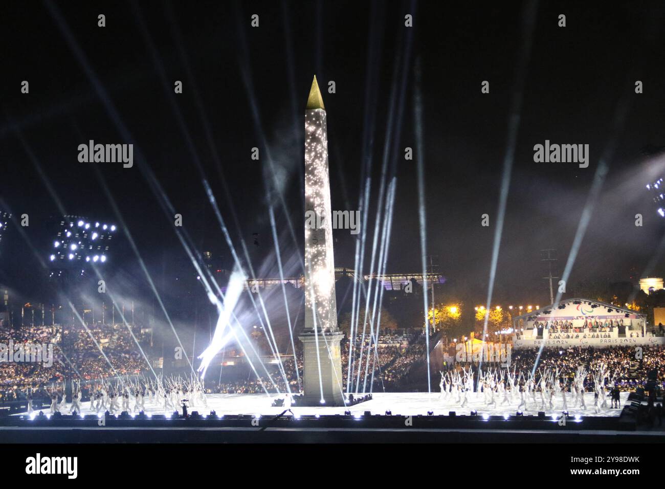 Der Luxor Obelisk (Obélisques de Louxor), der dem ägyptischen Pharao Ramses II gewidmet war. Er wurde mit einer spektakulären Klang-, Licht- und Lazershow beleuchtet. Bei der Eröffnungszeremonie der Paralympischen Spiele 2024 am 28. August 2024 im Place de La Concorde, Paris, Frankreich. Stockfoto