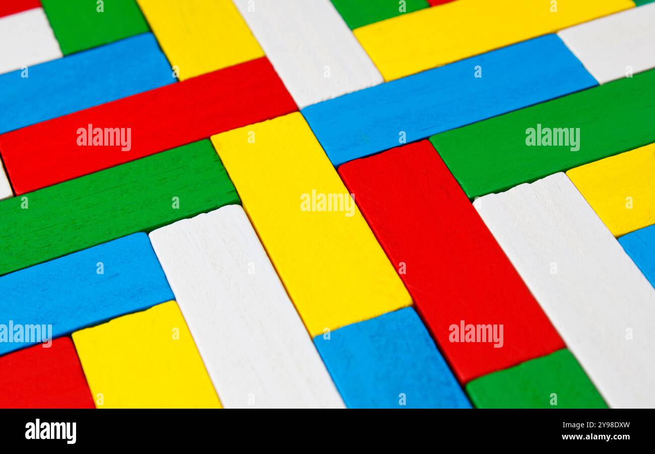 Hintergrund mit bunten geometrischen Holzfiguren Stockfoto