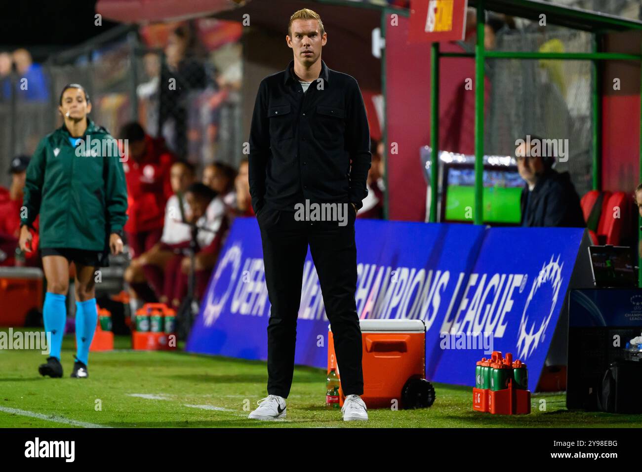 Tommy Stroot, Cheftrainer von Wolfsburg, sieht beim Fußballspiel der UEFA Women's Champions League 2024/2025 zwischen AS Roma und VfL Wolfsburg im Tre Fontane Stadion in Roma (Italien) am 8. Oktober 2024 nach. Stockfoto